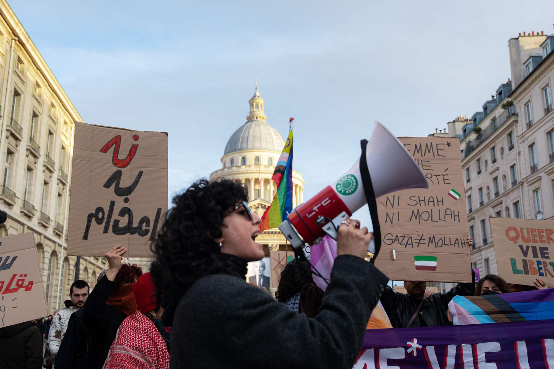 Manifestation à Paris en soutien aux Iraniens visés par une répression qui a fait des milliers de morts. @ElodieRadenac