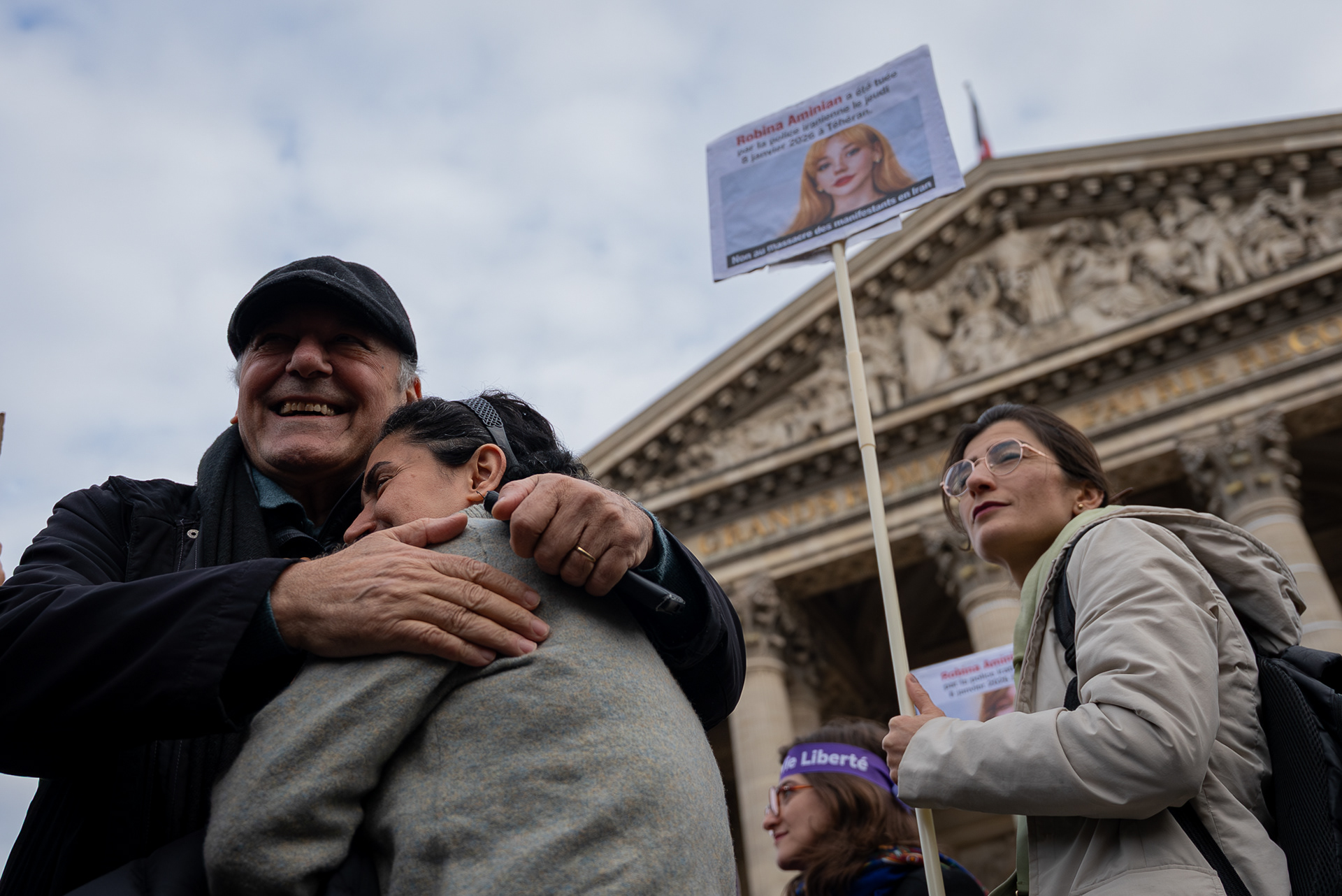 Retrouvailles entre membres de la diaspora iranienne à Paris @ElodieRadenac