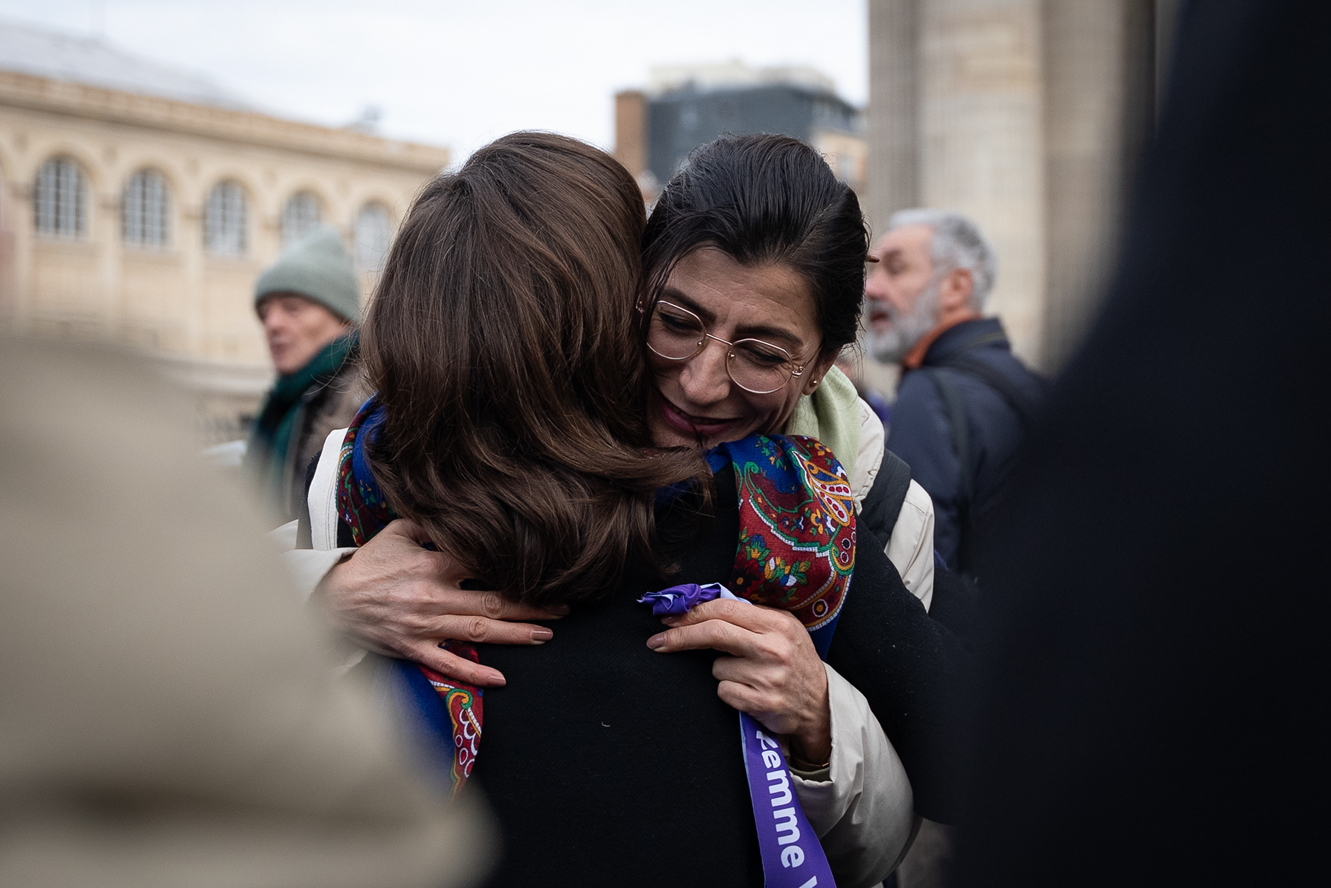 Retrouvailles entre membres de la diaspora iranienne à Paris @ElodieRadenac