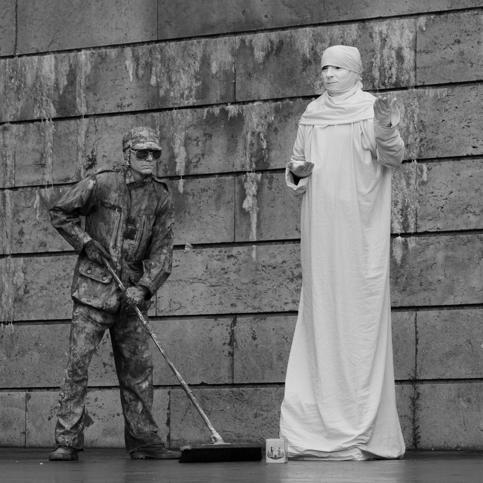 Living statues in Paris