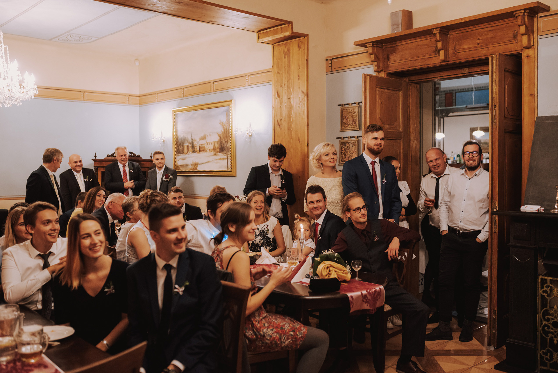 svatebčané přihlíží prvnímu tanci