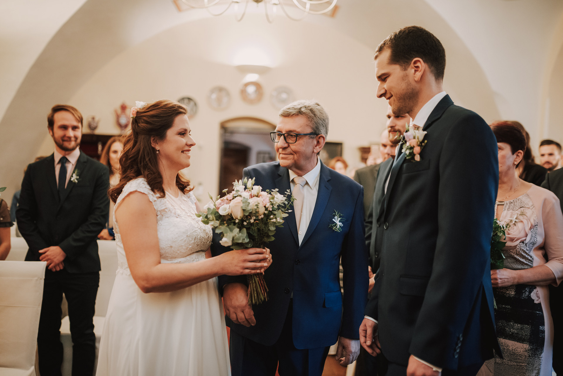 tatínek předává nevěstu ženichovi