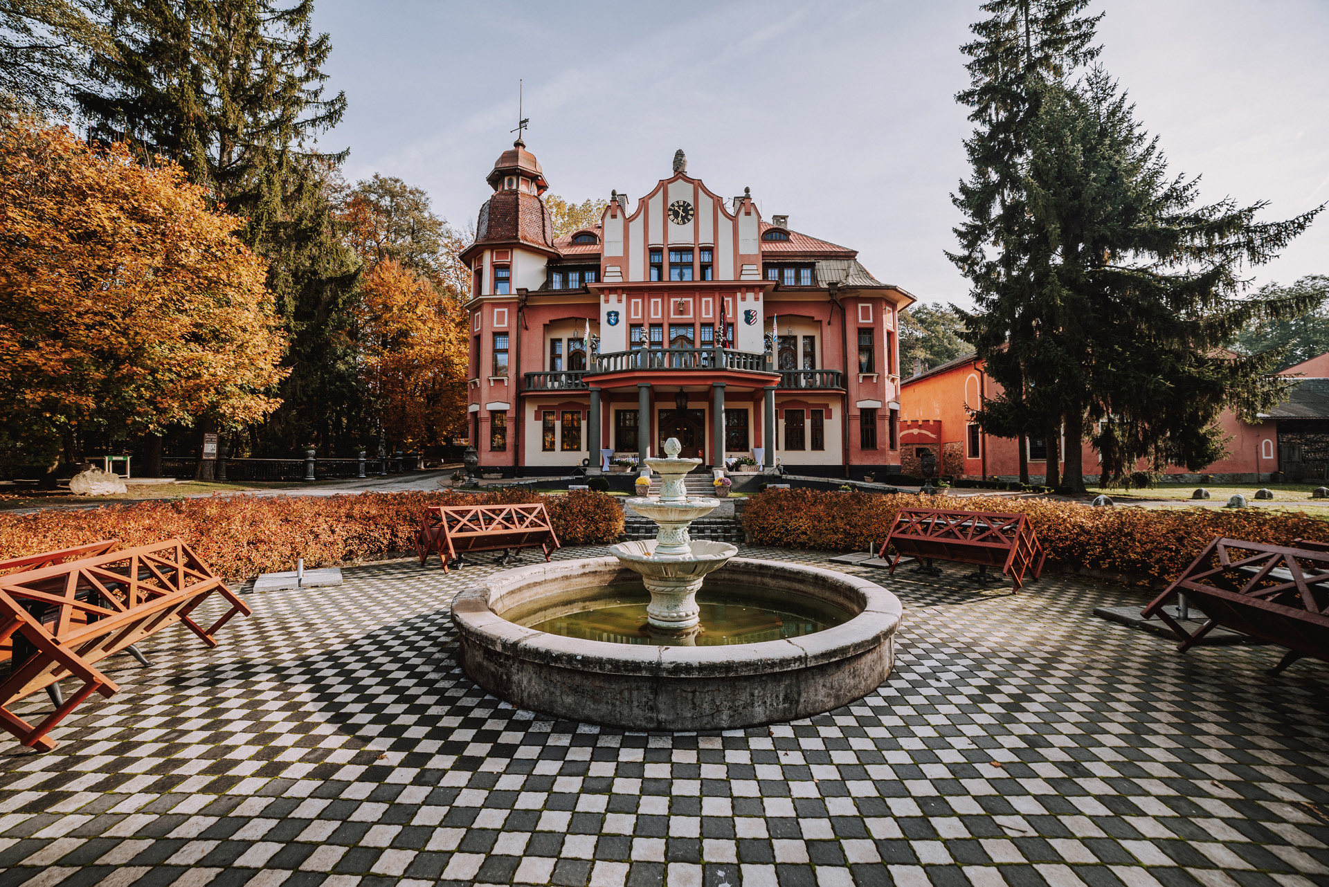 čelní pohled na prvorepublikový hotel Letohrádek svatý Vojtěch u Počátek
