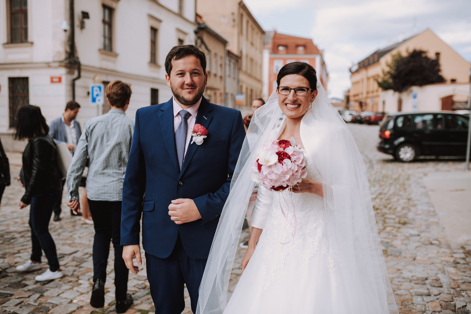 šťastní novomanželé před kostelem Sv. Jakuba Většího