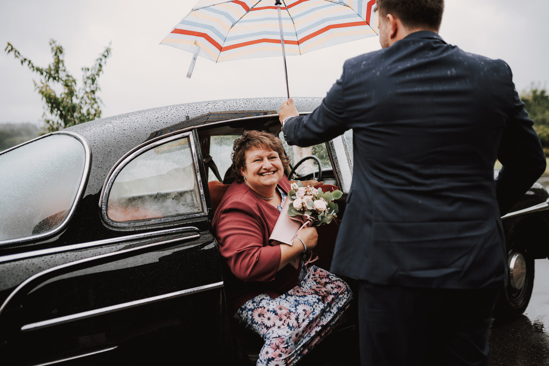 ženich s maminkou vystupují z vozu
