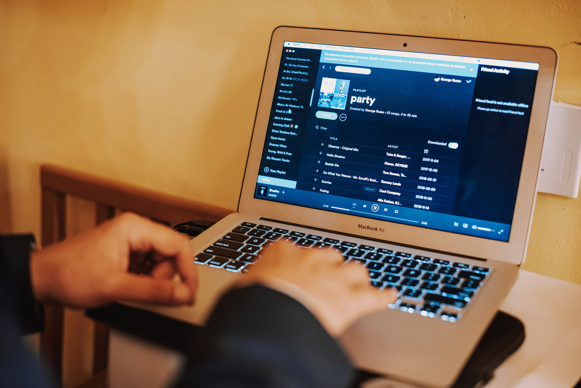 ženich poušti připravený playlist na svém MacBooku