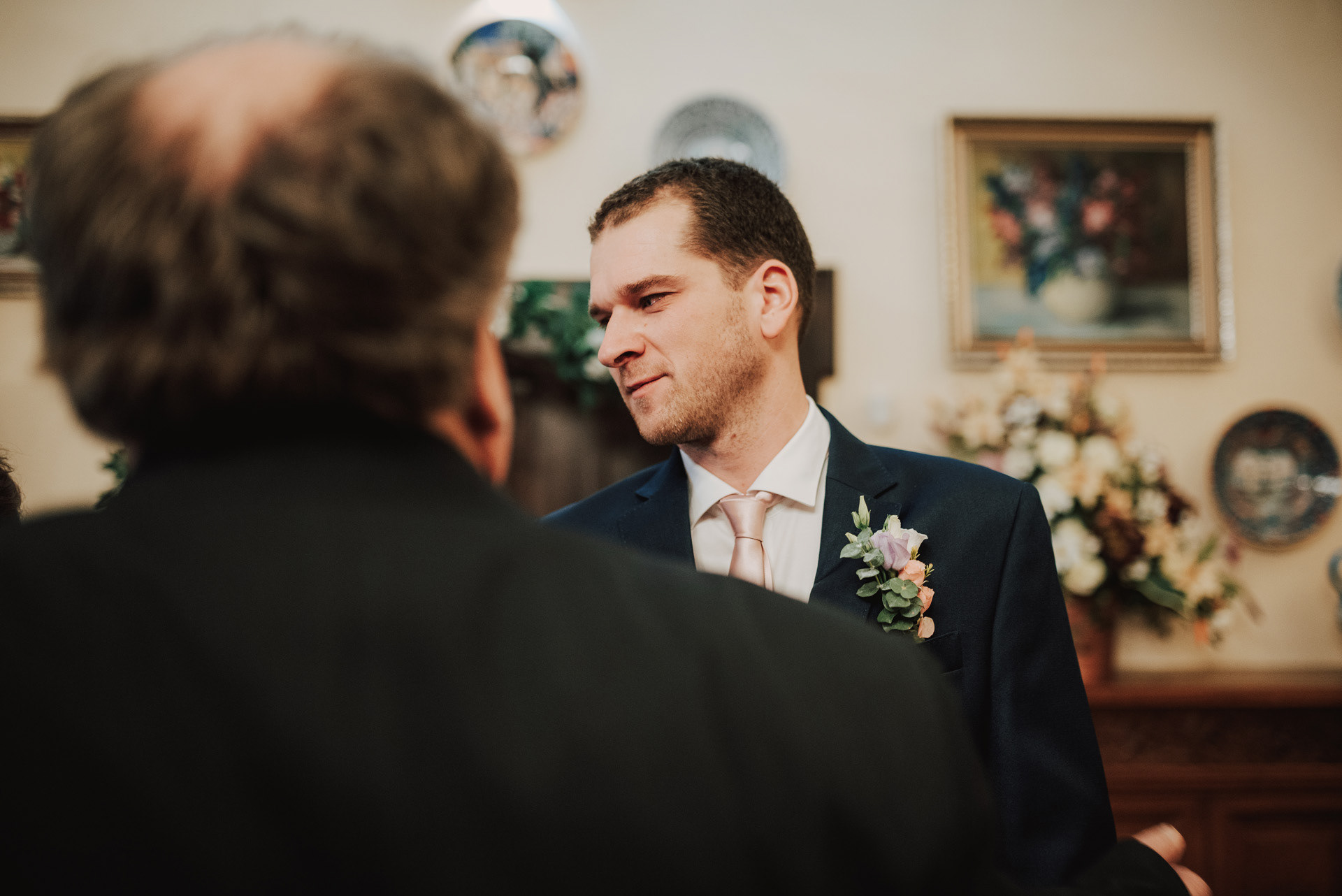 dojatý ženich při gratulaci