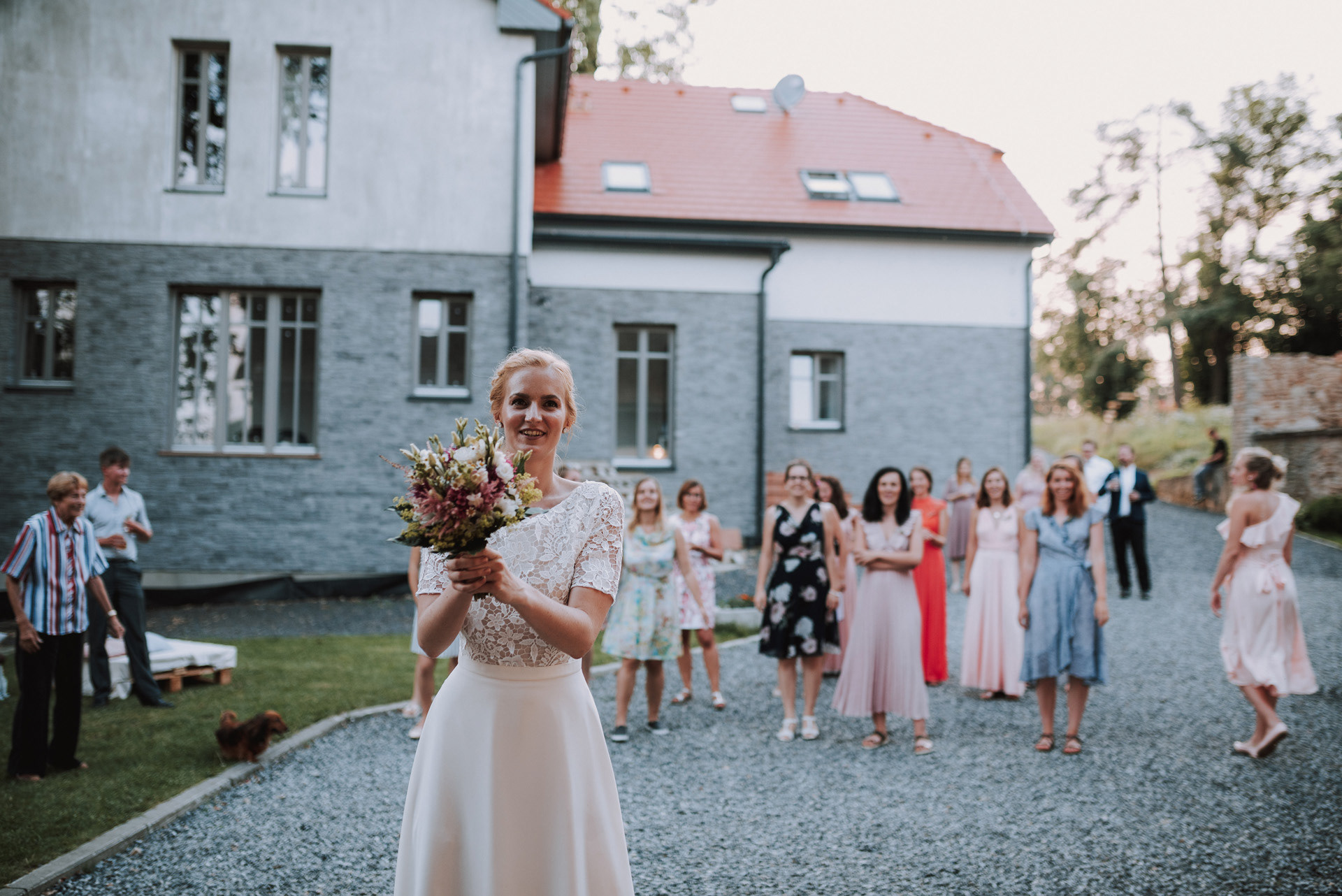 házení svatební kytice