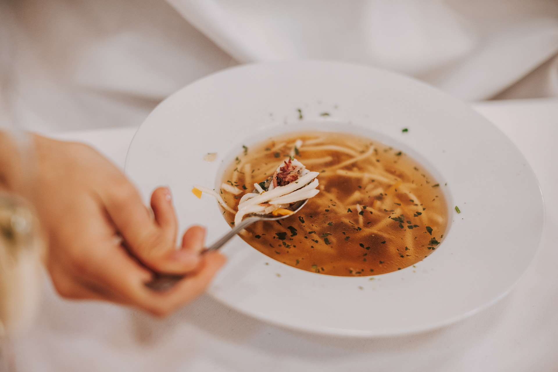 detail talíře s polévkou v restauraci U Gurmána