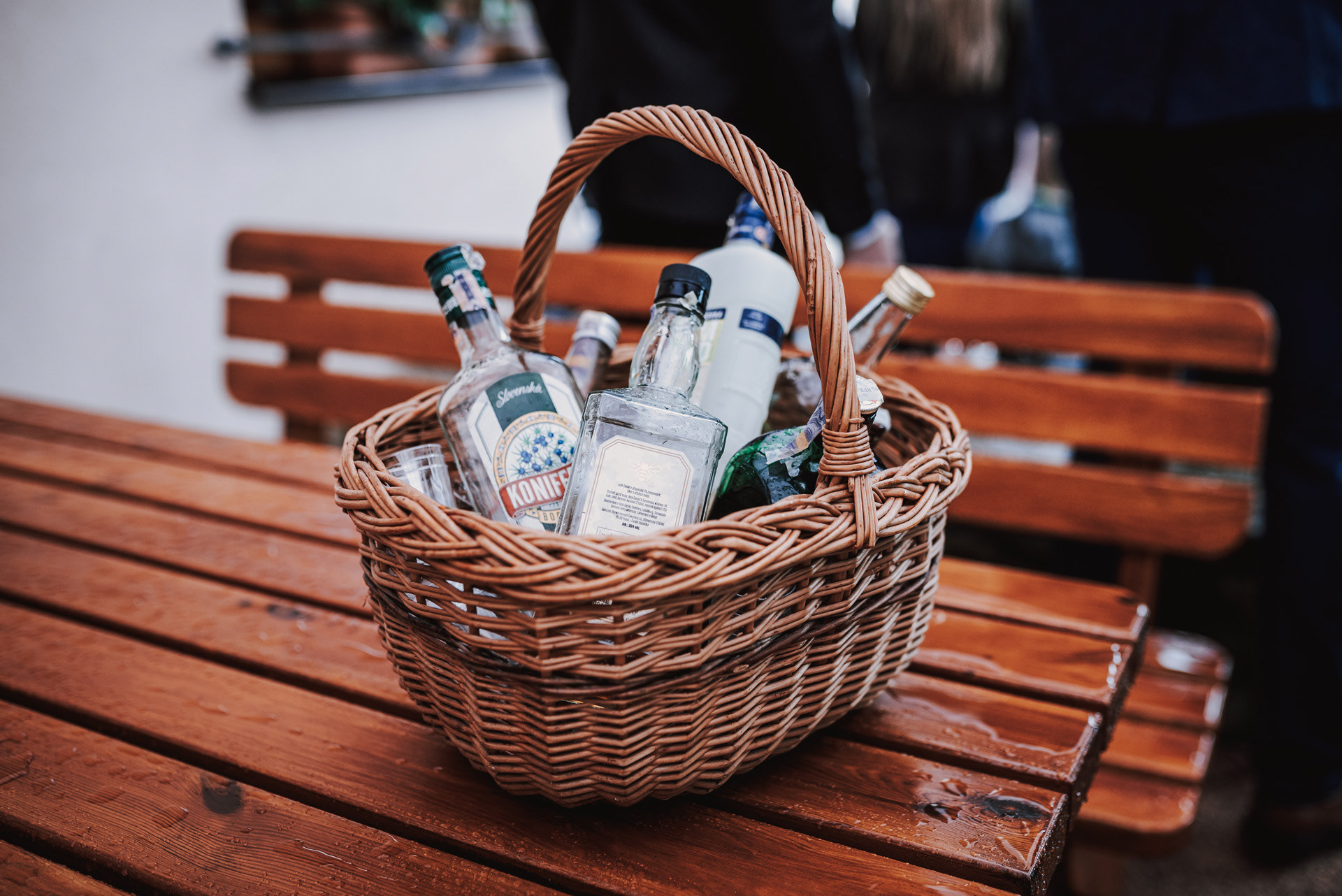 láhve alkoholu v košíku