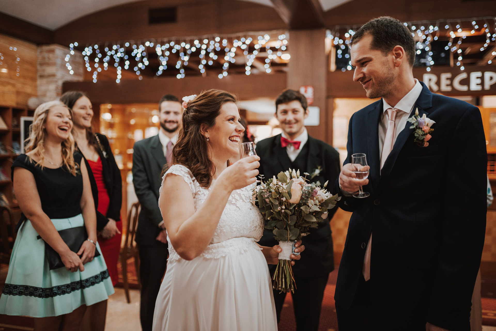 uvítací přípitek novomanželů v recepci hotelu Zámek Valeč
