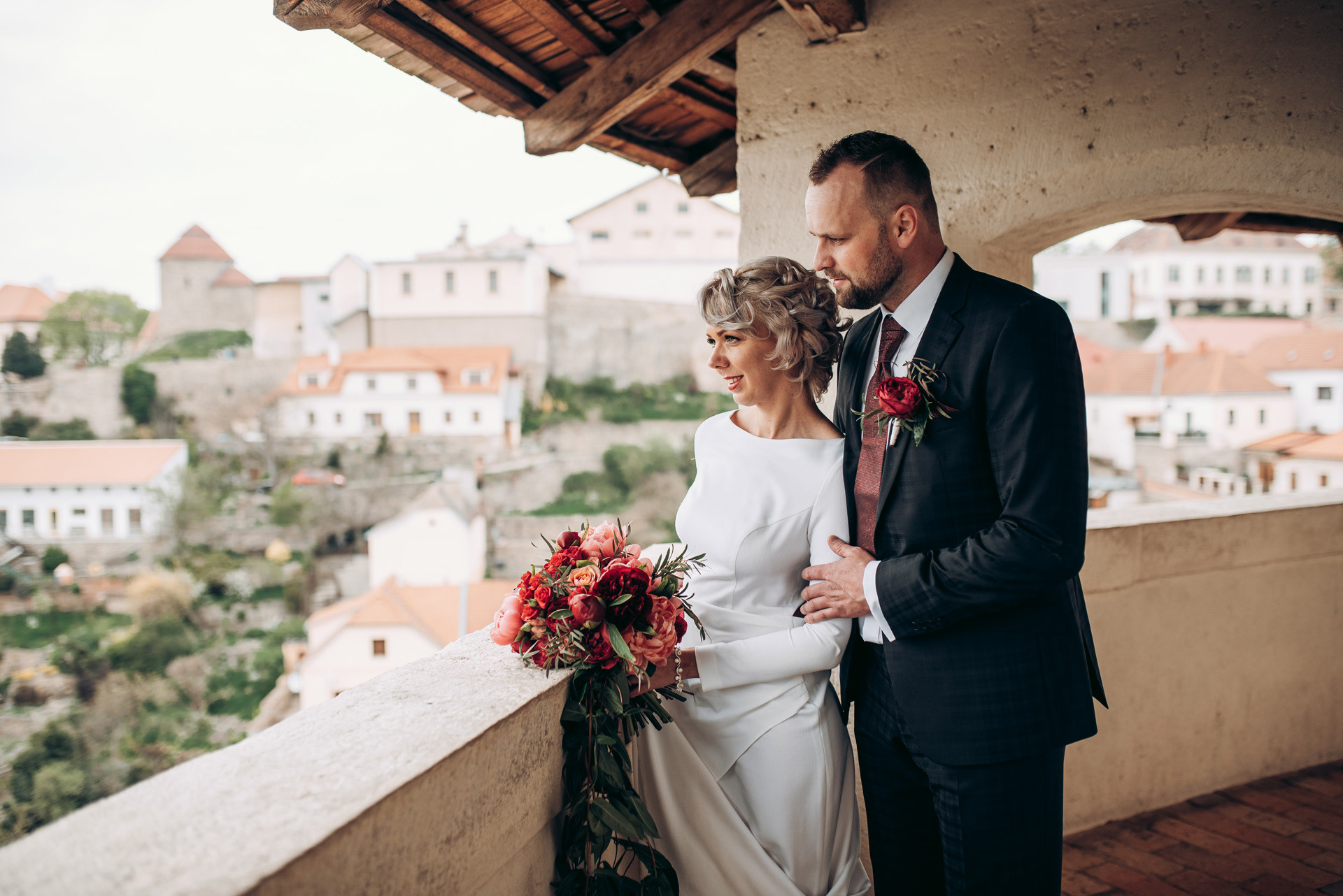 svatební portréty Znojmo - ženich s nevěstou na vyhlídce u kaple Sv. Václava