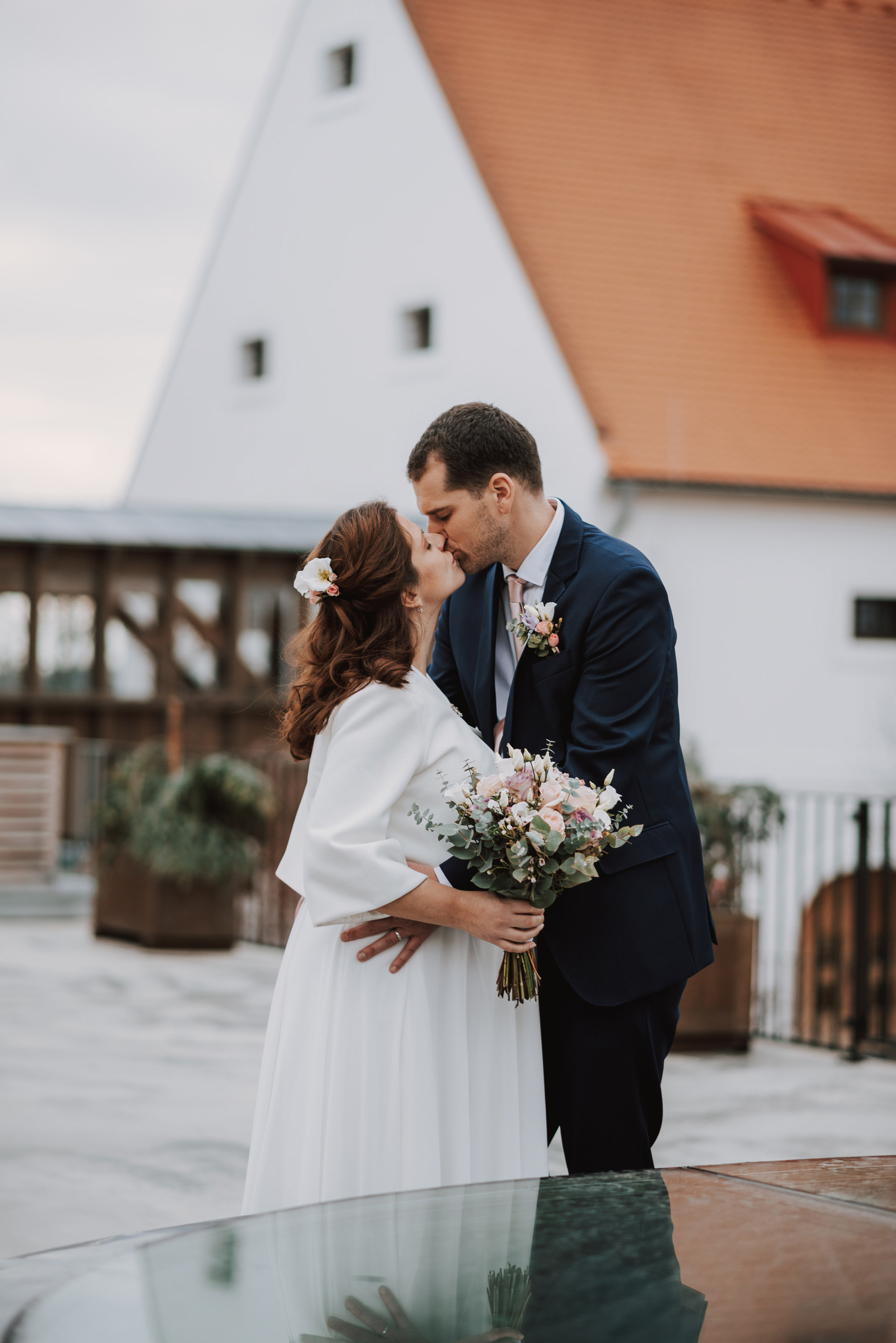 polibek během svatebních portrétů
