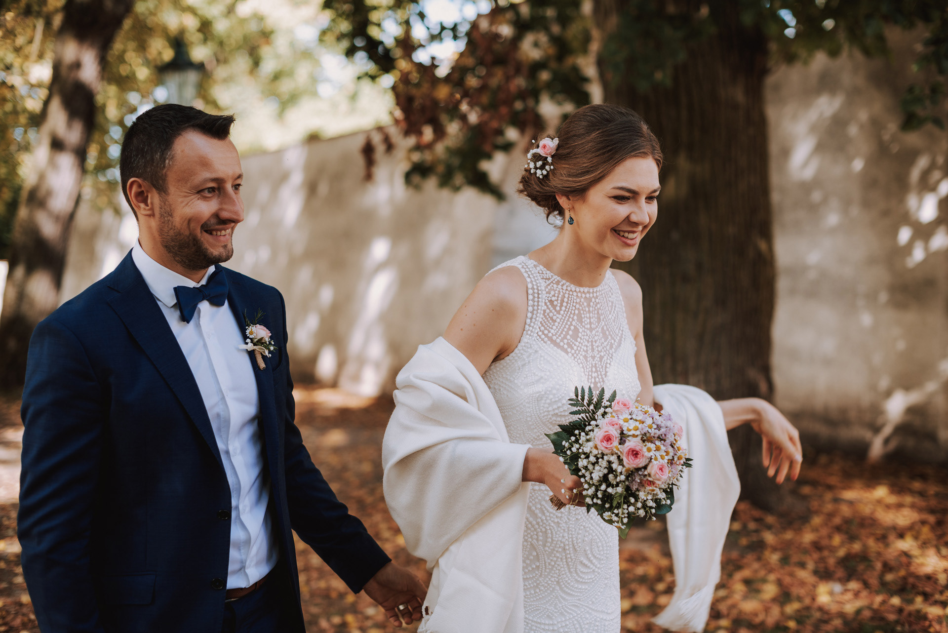 začátek gratulací novomanželům před kostelem