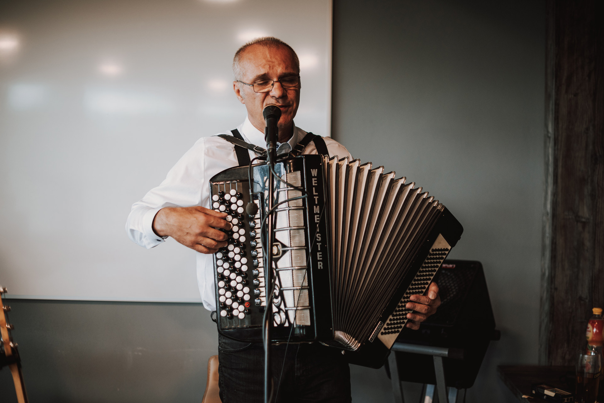 hudebník s harmonikou