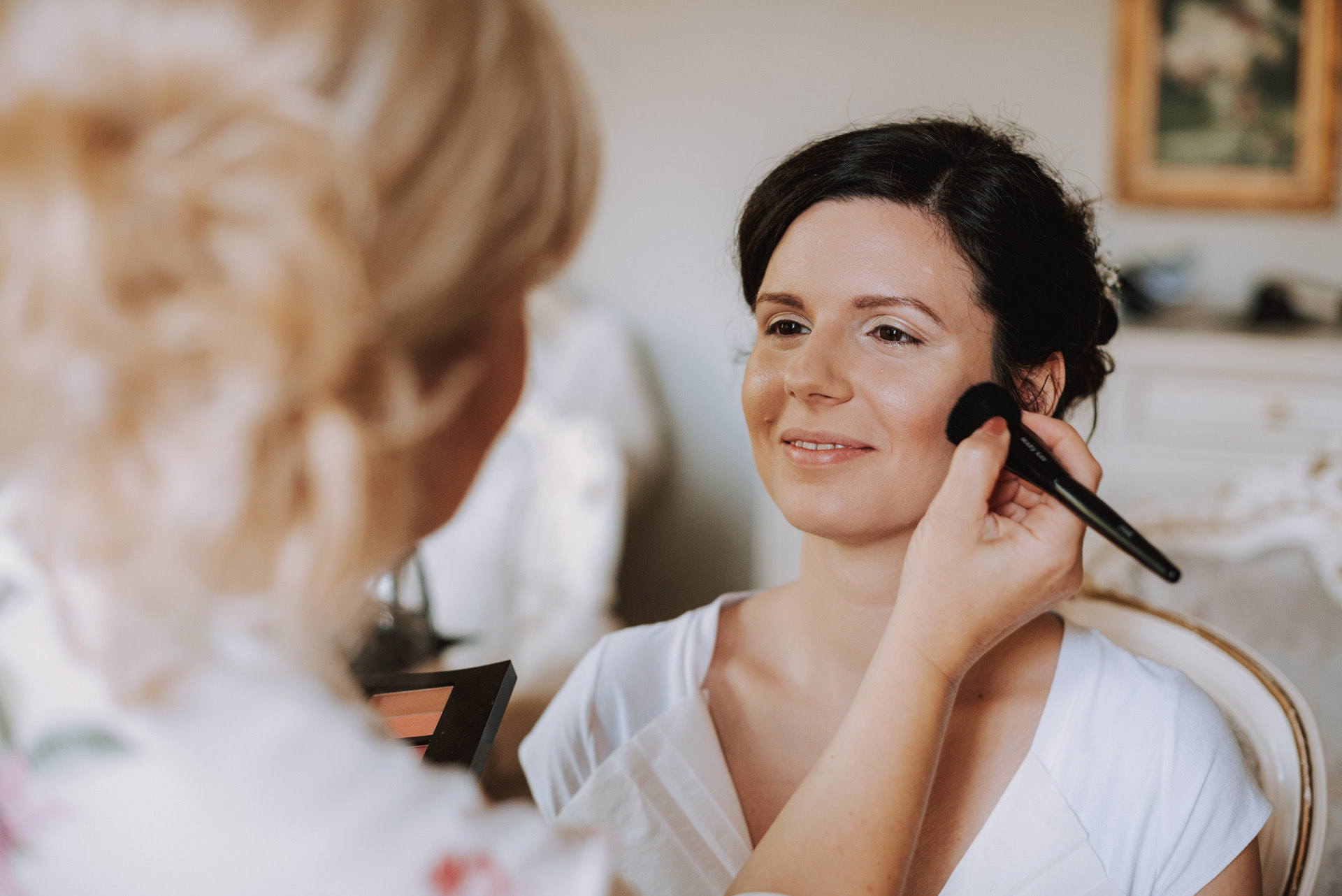 nanášení makeupu během líčení
