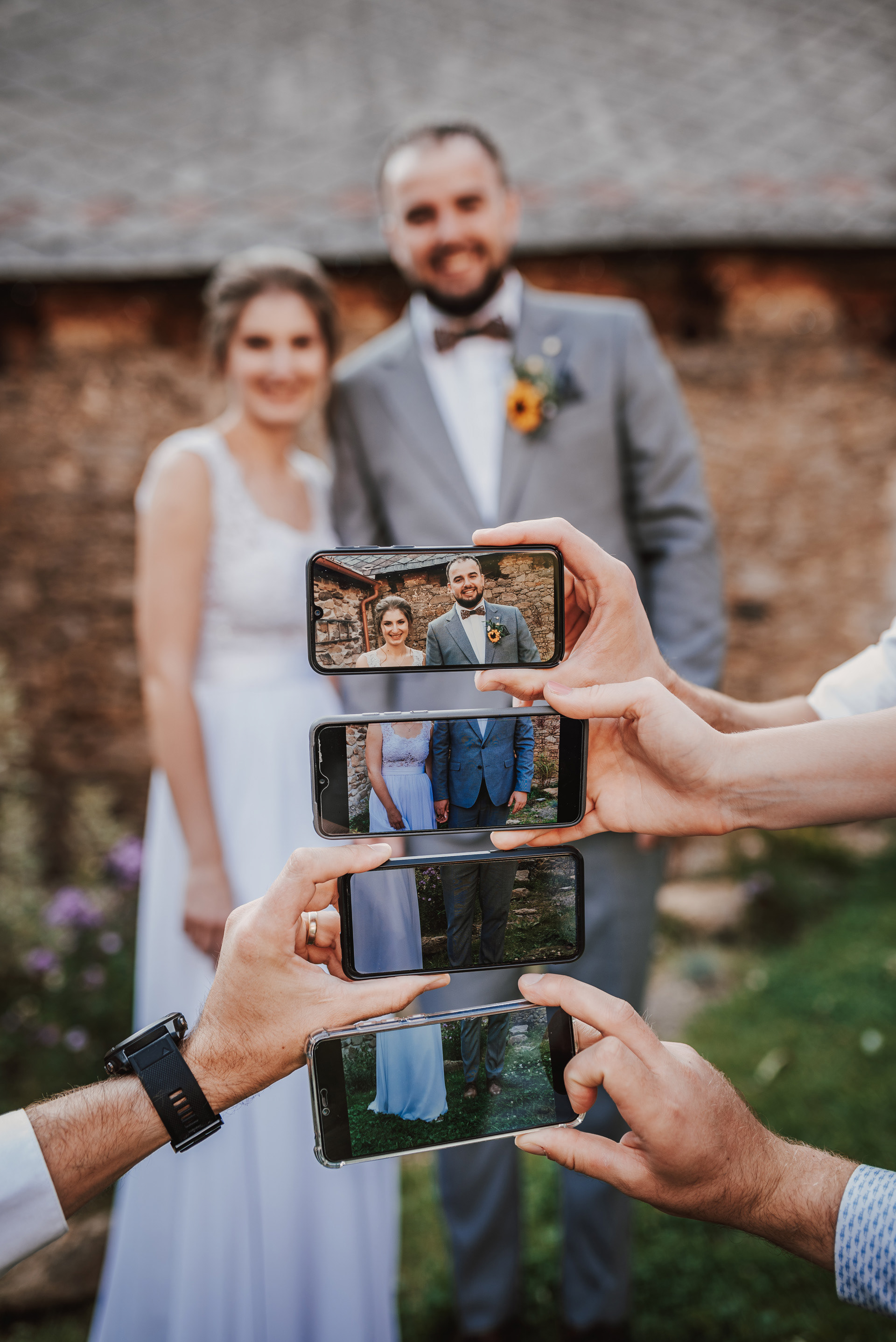 fotka novomanželů na mobilech