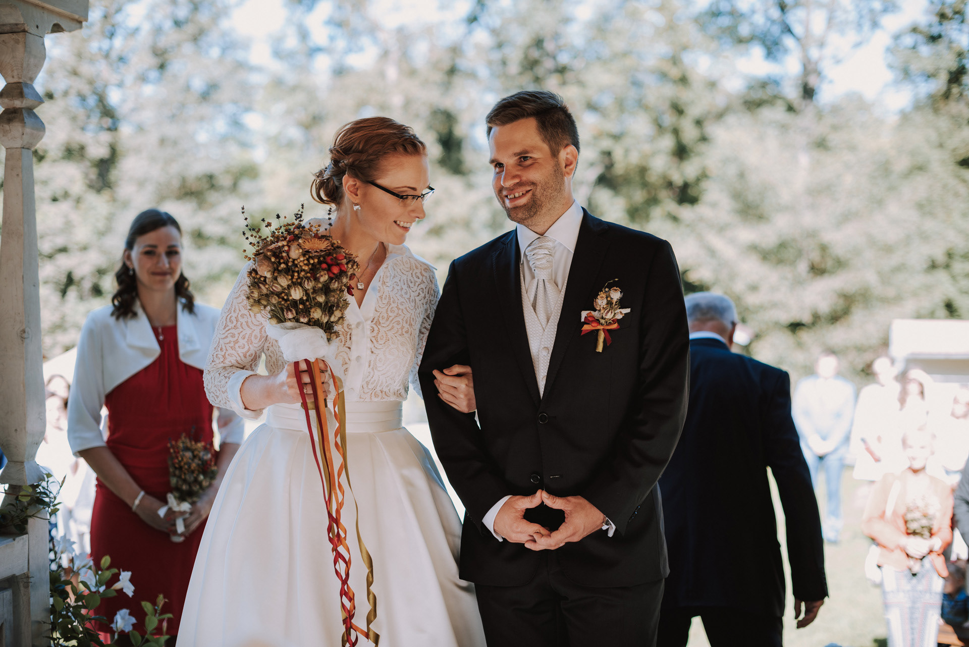 ženich s nevěstou společně v altánku u obřadu