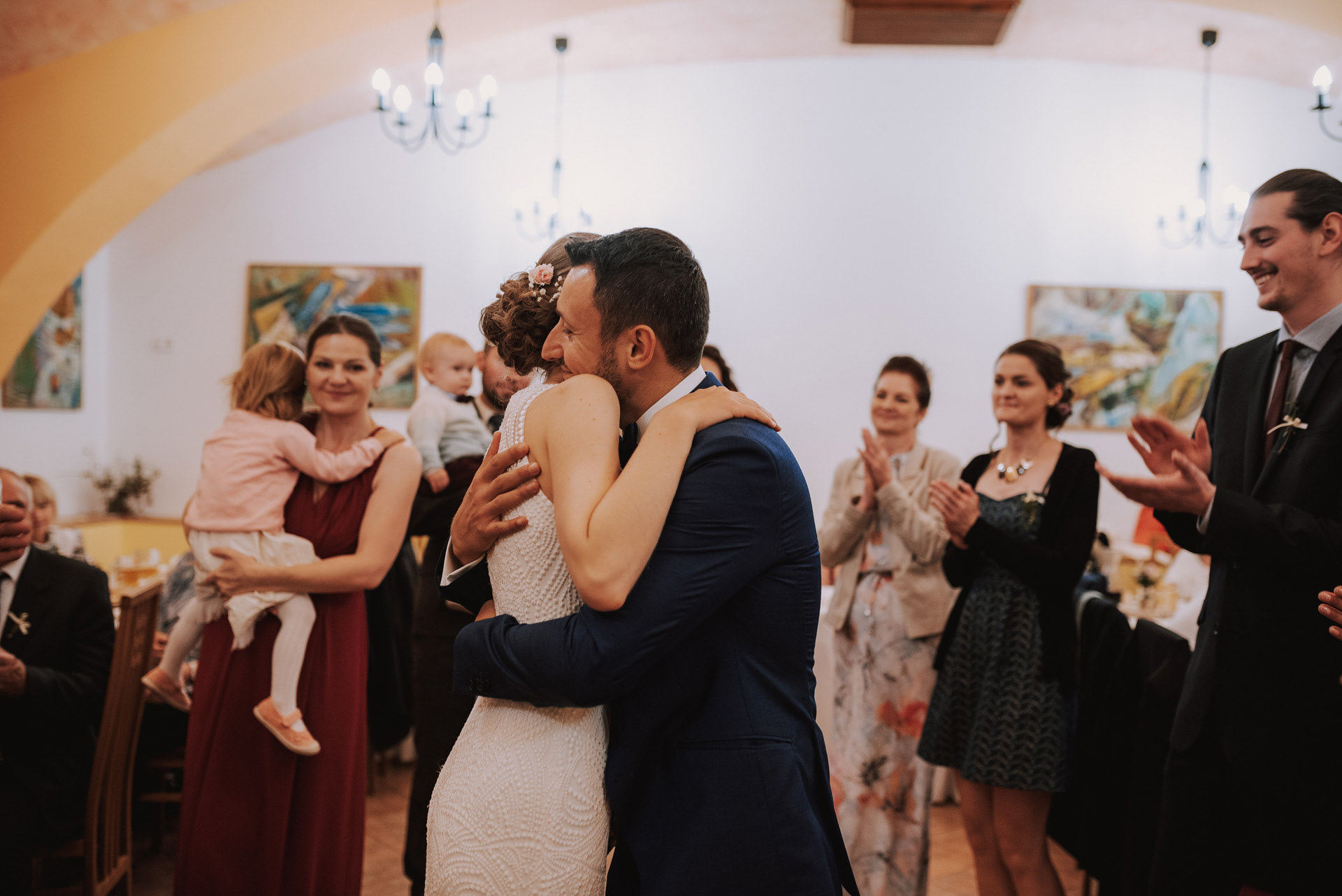 zamilované objetí během prvního tance