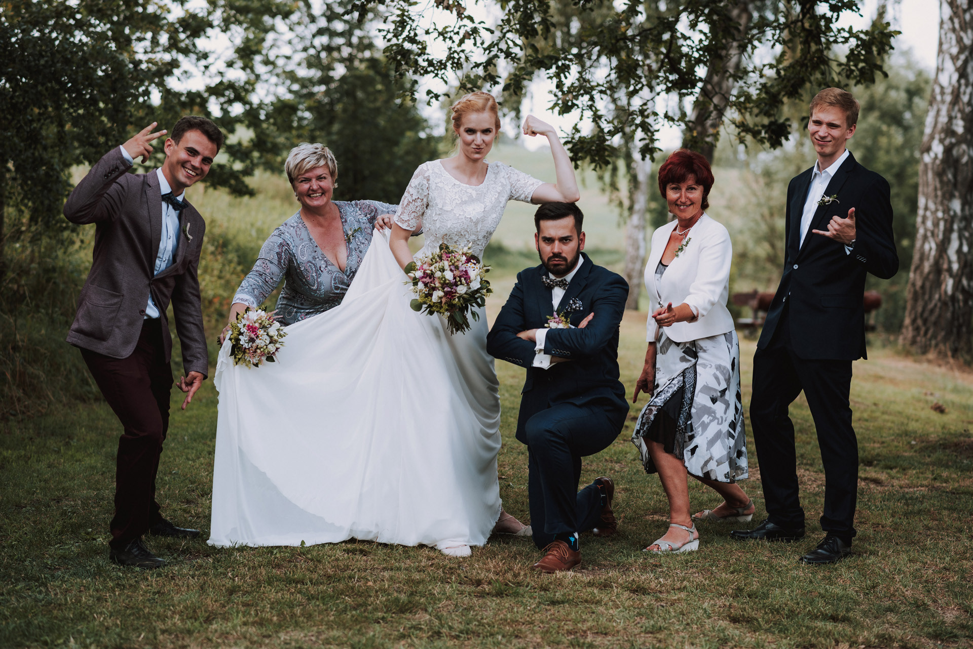 neformální skupinová svatební fotografie