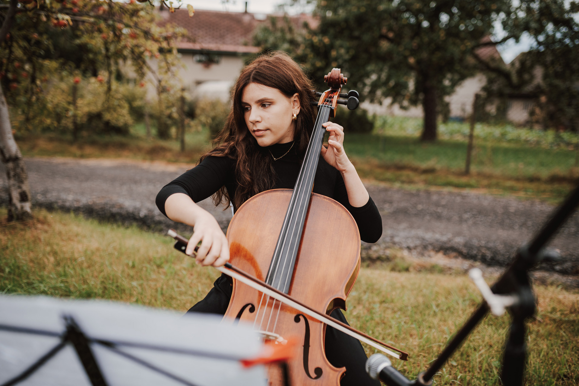 mladá žena hraje na violoncello