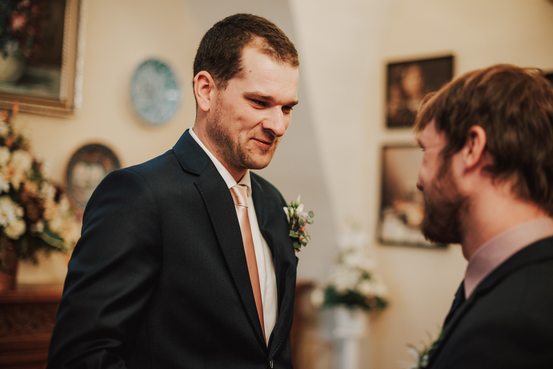 ženich během gratulací