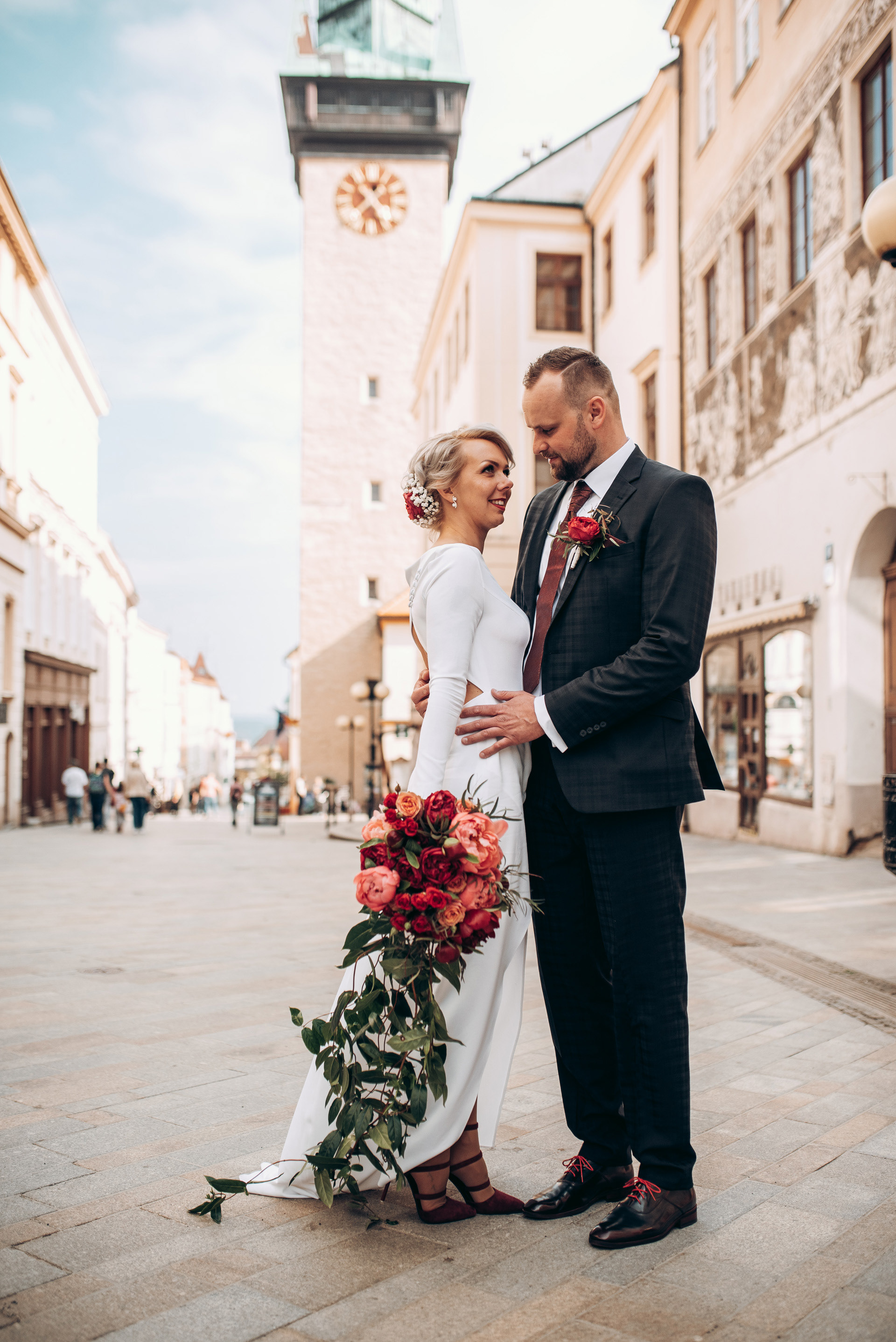 svatební portréty Znojmo - ženich s nevěstou u radnice