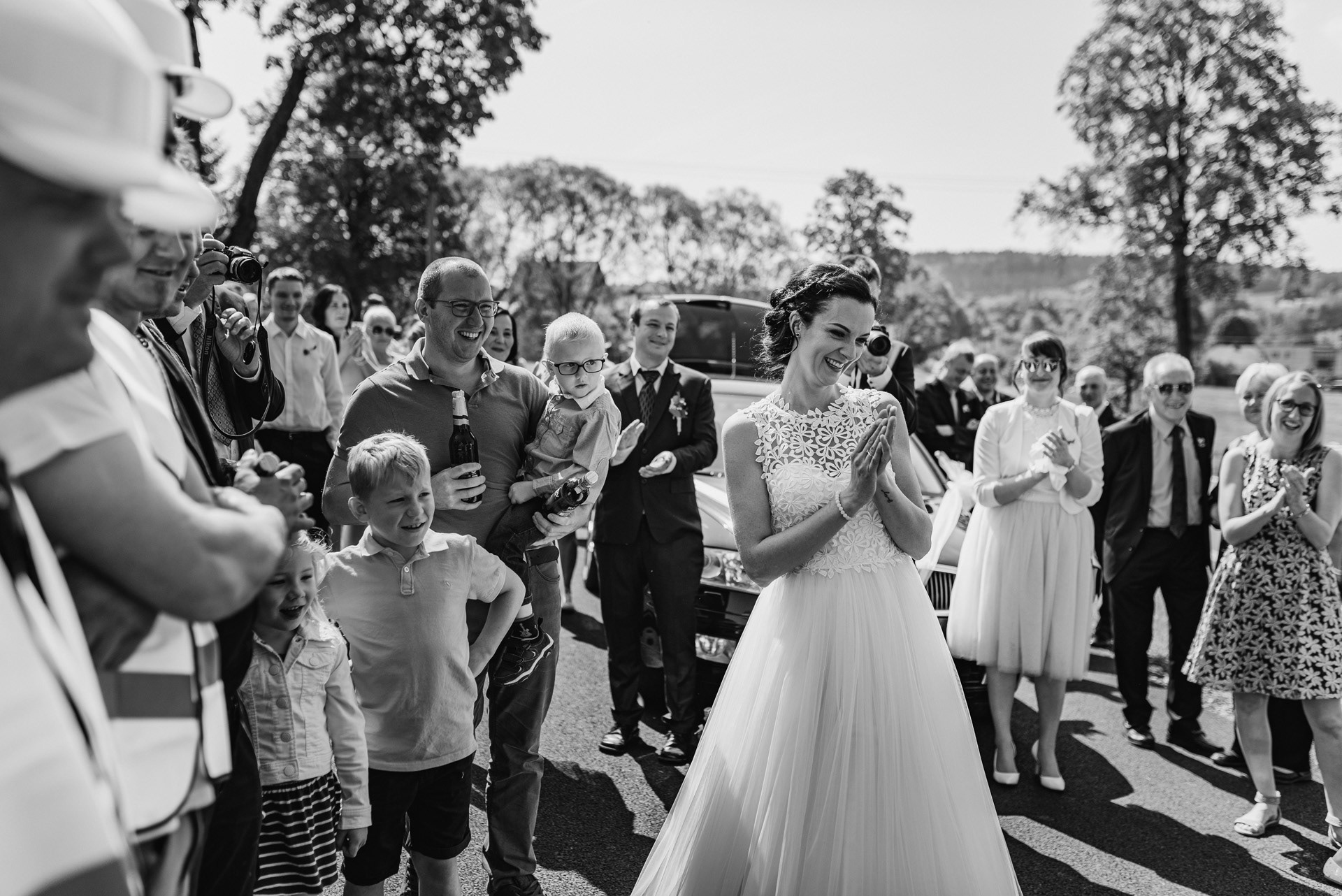 svatební fotografie - zátah cestou na obřad