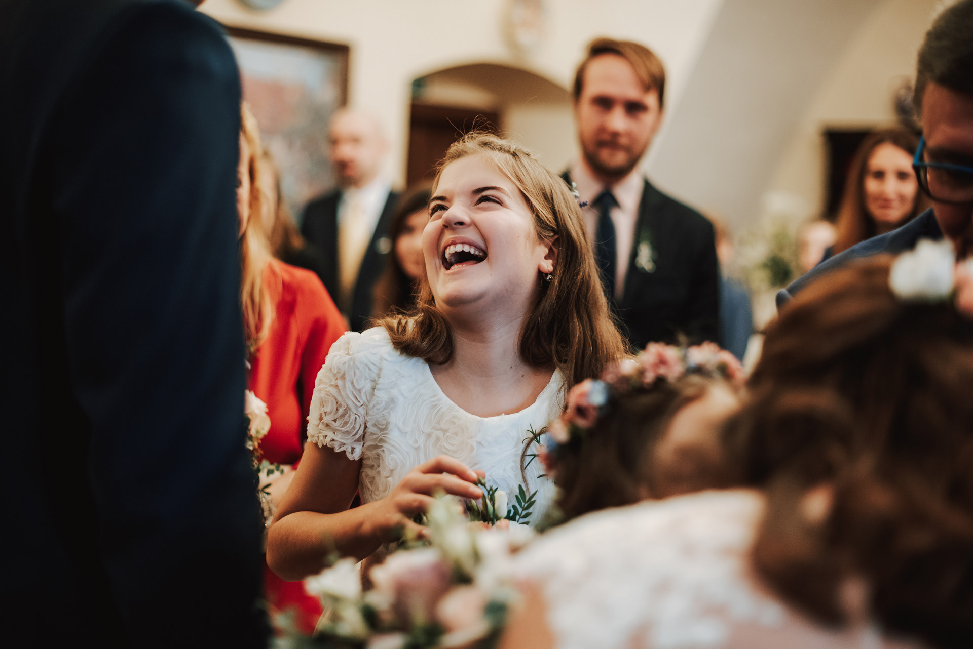smějící se družička při gratulaci ženichovi