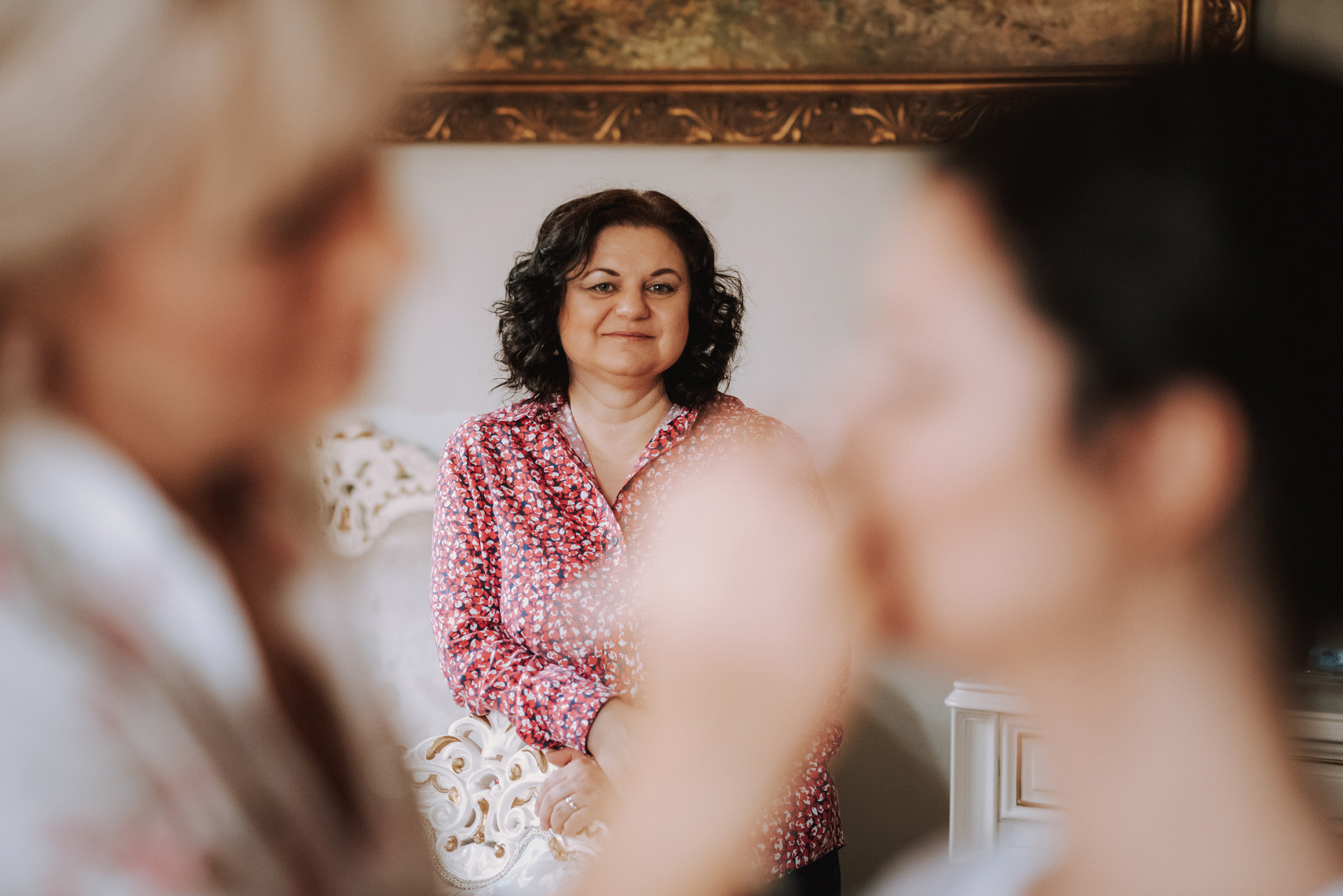 maminka nevěsty sleduje průběh líčení