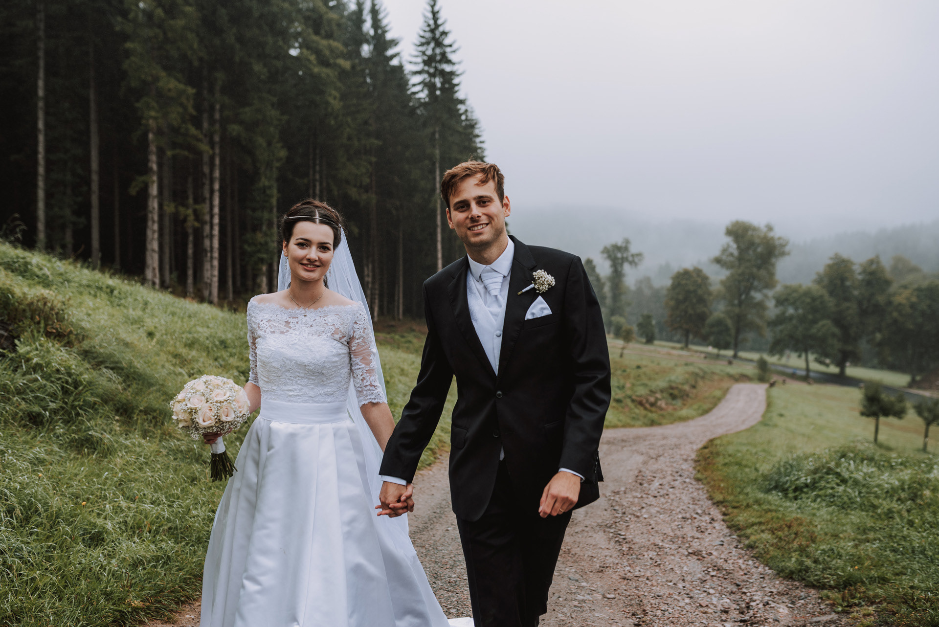 portrét ženicha s nevěstou, v pozadí zamlžená krajina