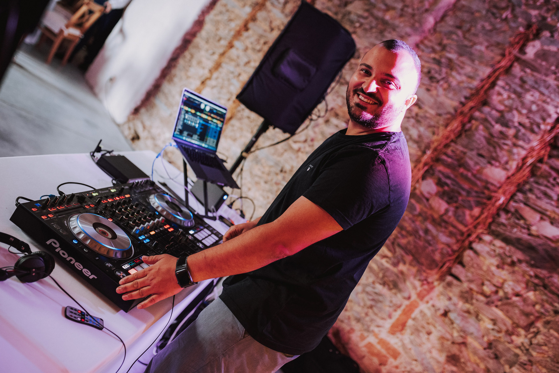 DJ Styx rozjíždí zábavu