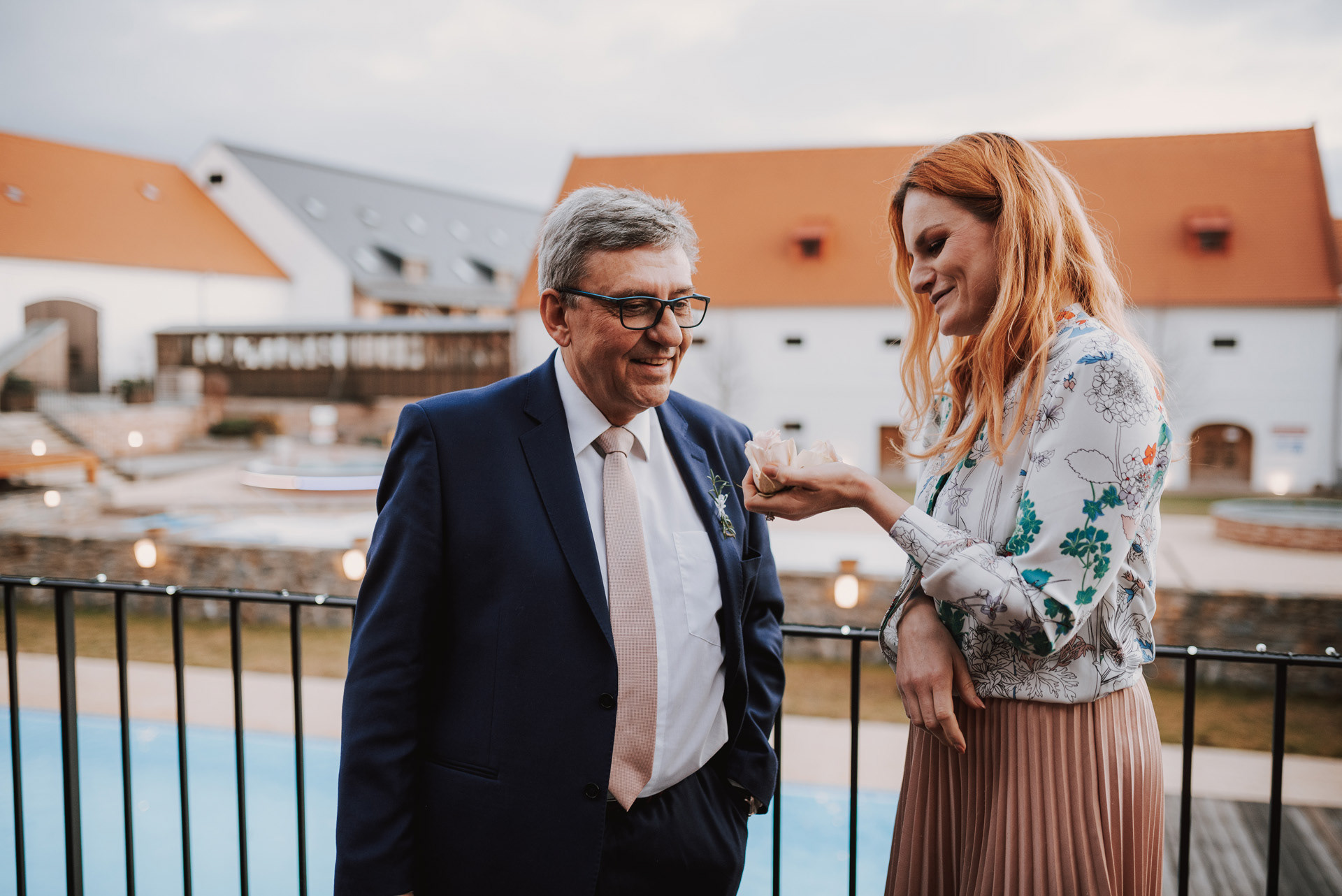 svědkyně ukazuje květy které chytila