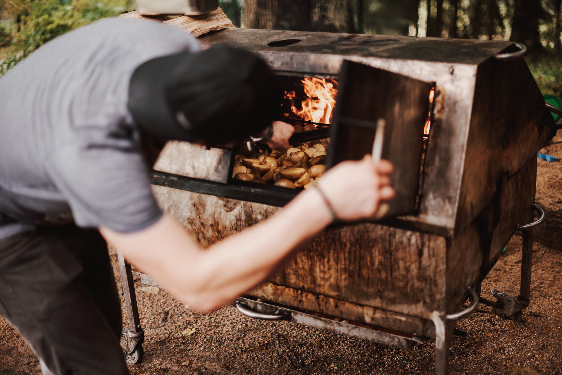 catering chystá oběd na Samotě Křemen