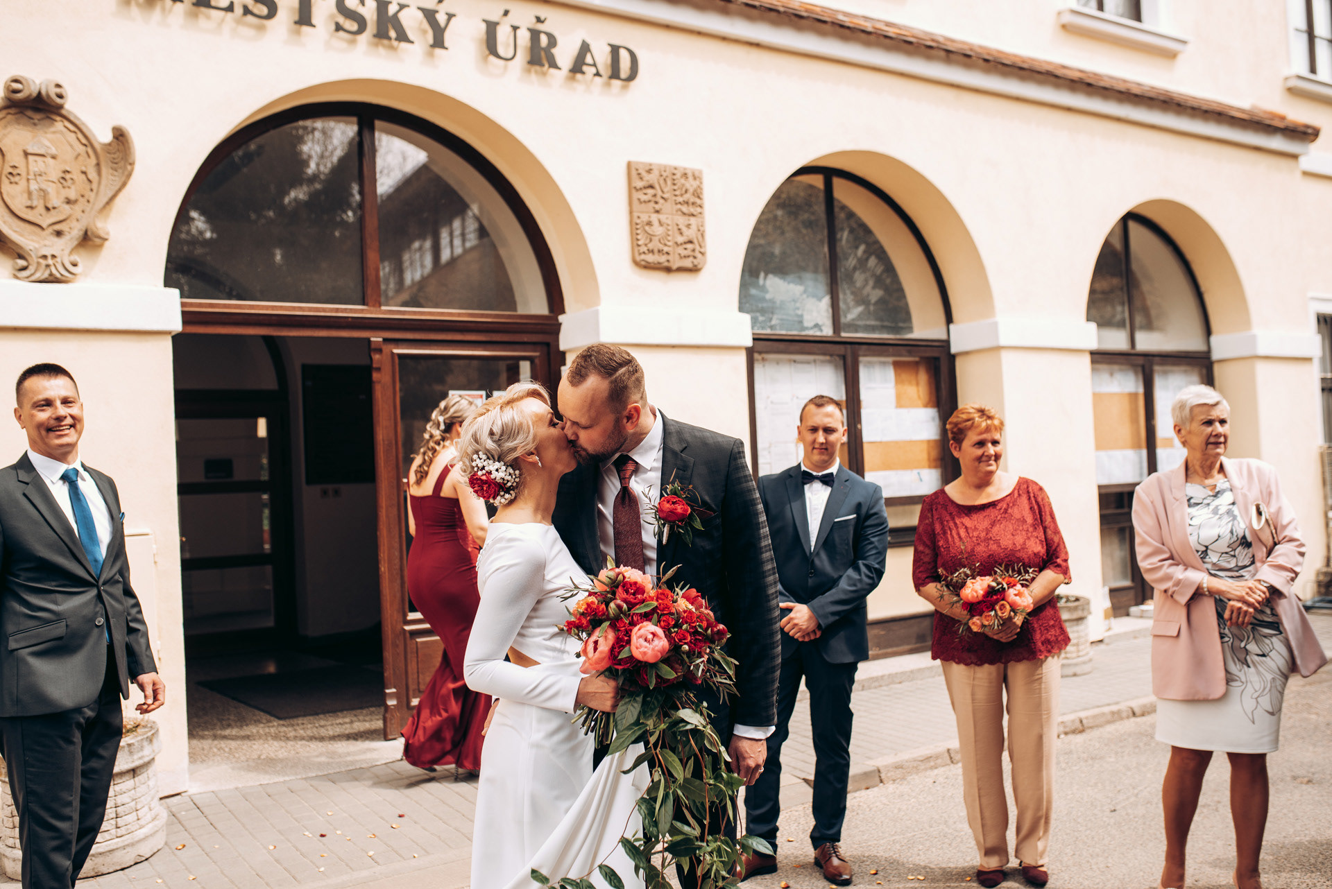polibek před městským úřadem Moravský Krumlov