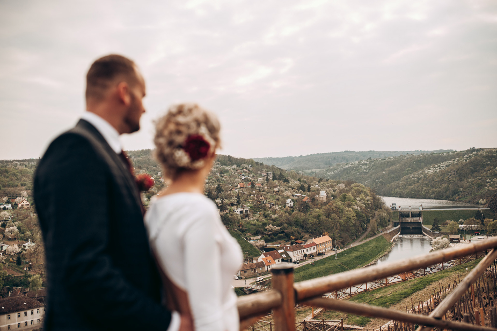 svatební portréty Znojmo - ženich s nevěstou se dívají na přehradu