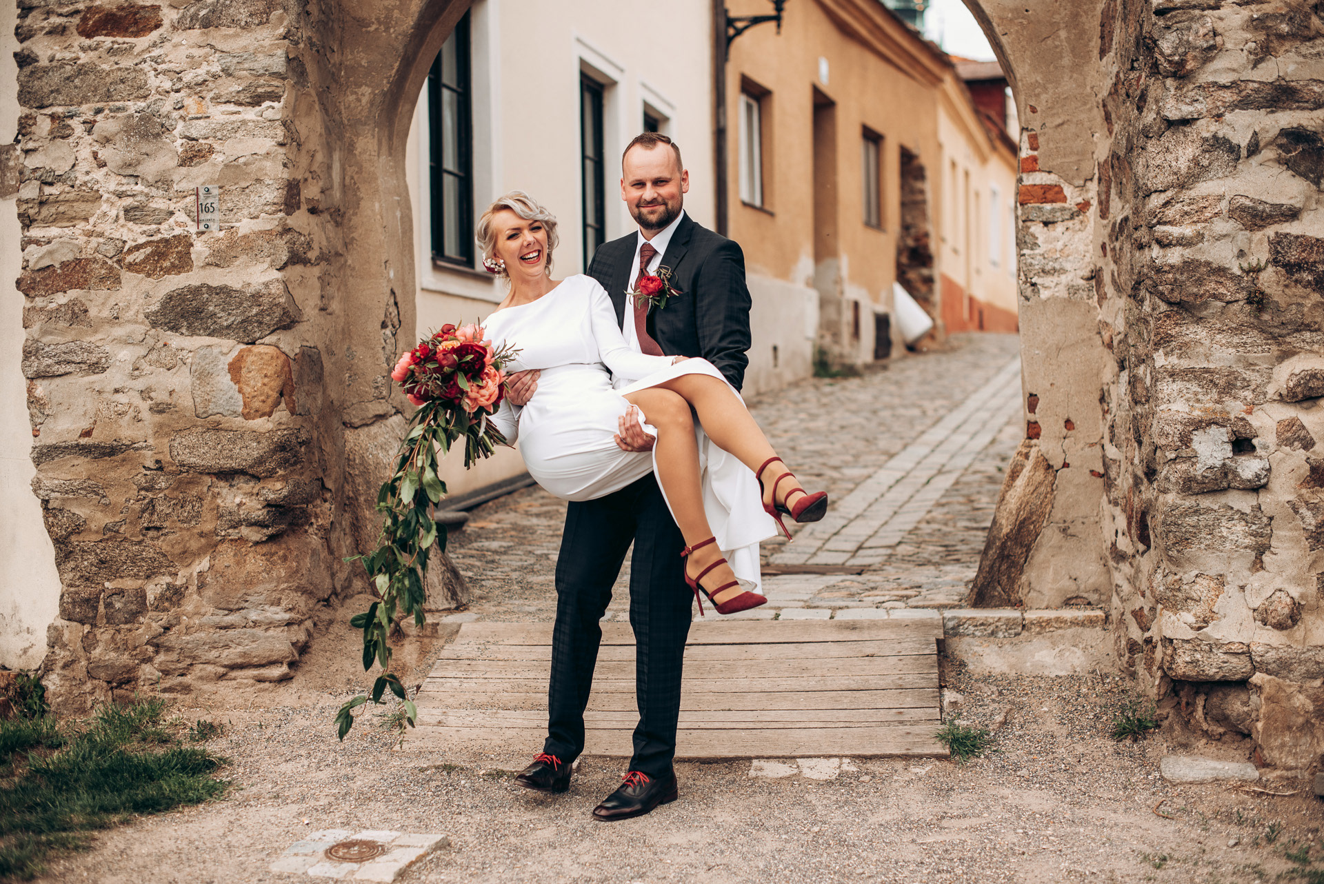 svatební portréty Znojmo - ženich nese nevěstu v náručí