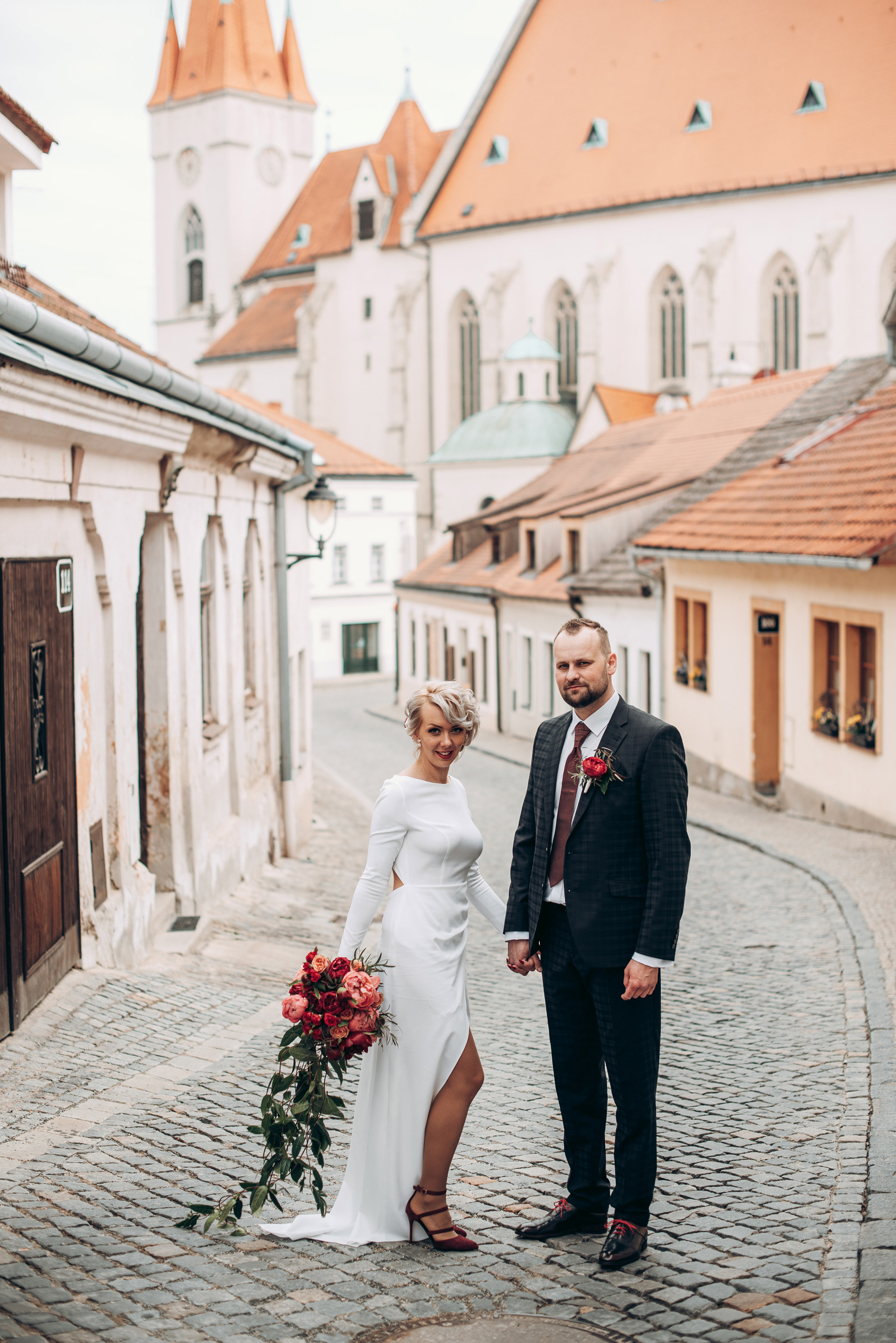 svatební portréty Znojmo - portrét u kostela Sv. Mikuláše