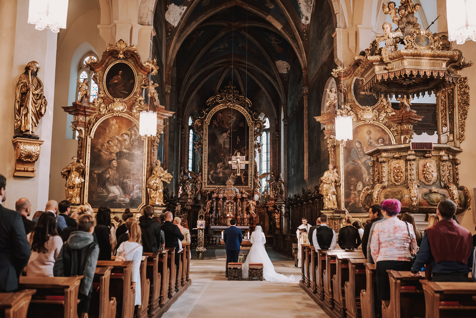 pohled na interiér kostela Sv. Jakuba Většího během svatby
