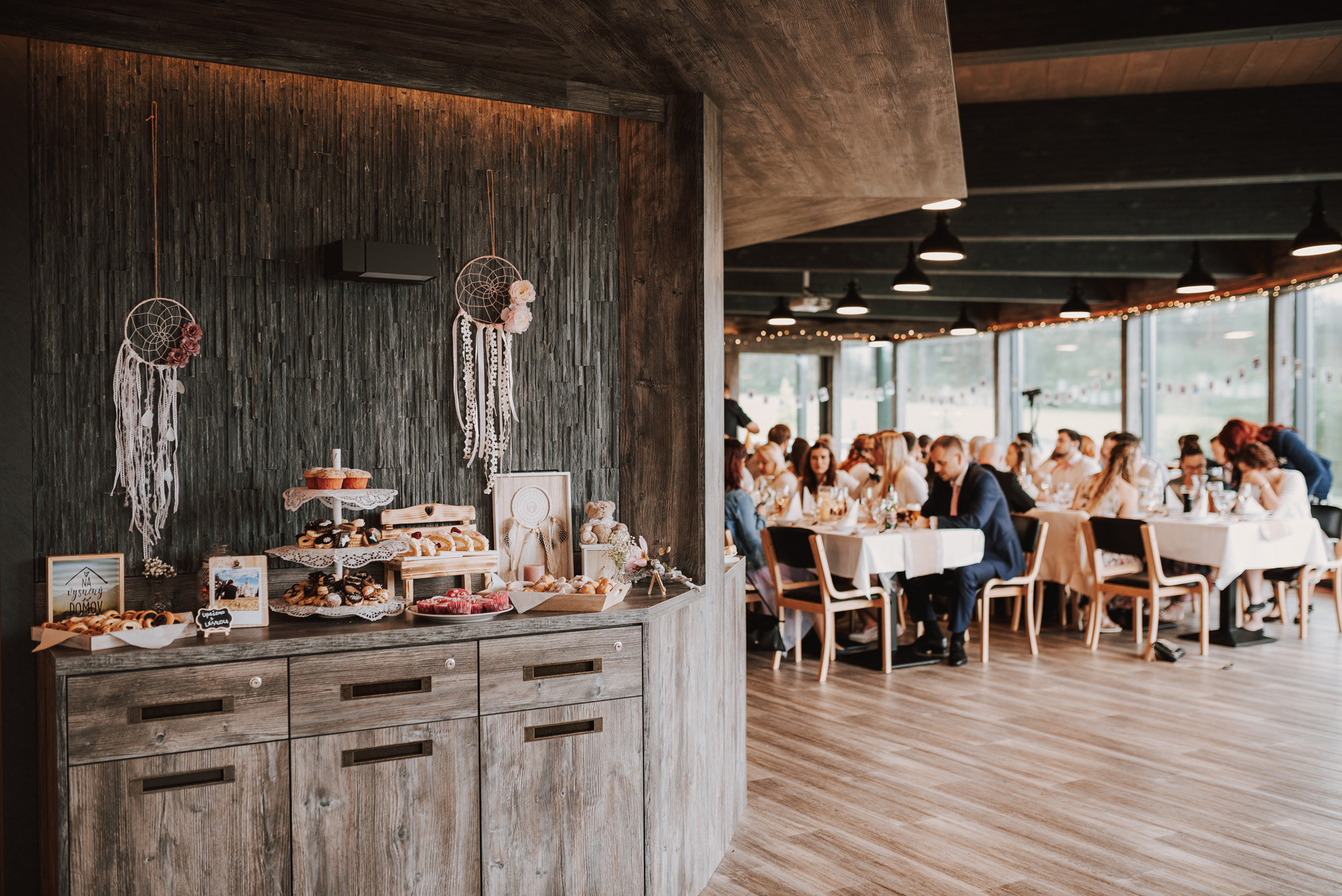 sladký bar a v pozadí sedí hosté