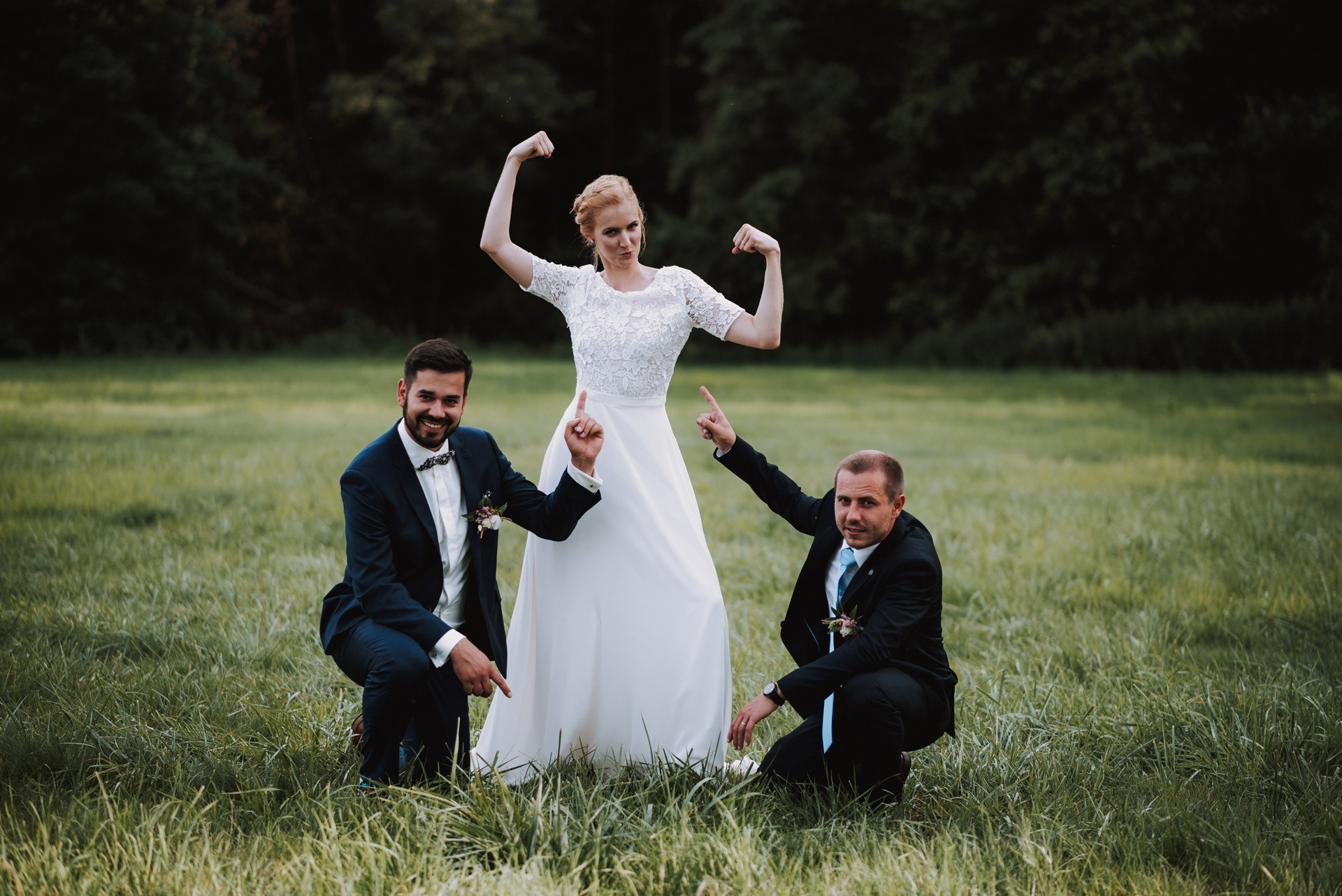 neformální skupinová svatební fotografie