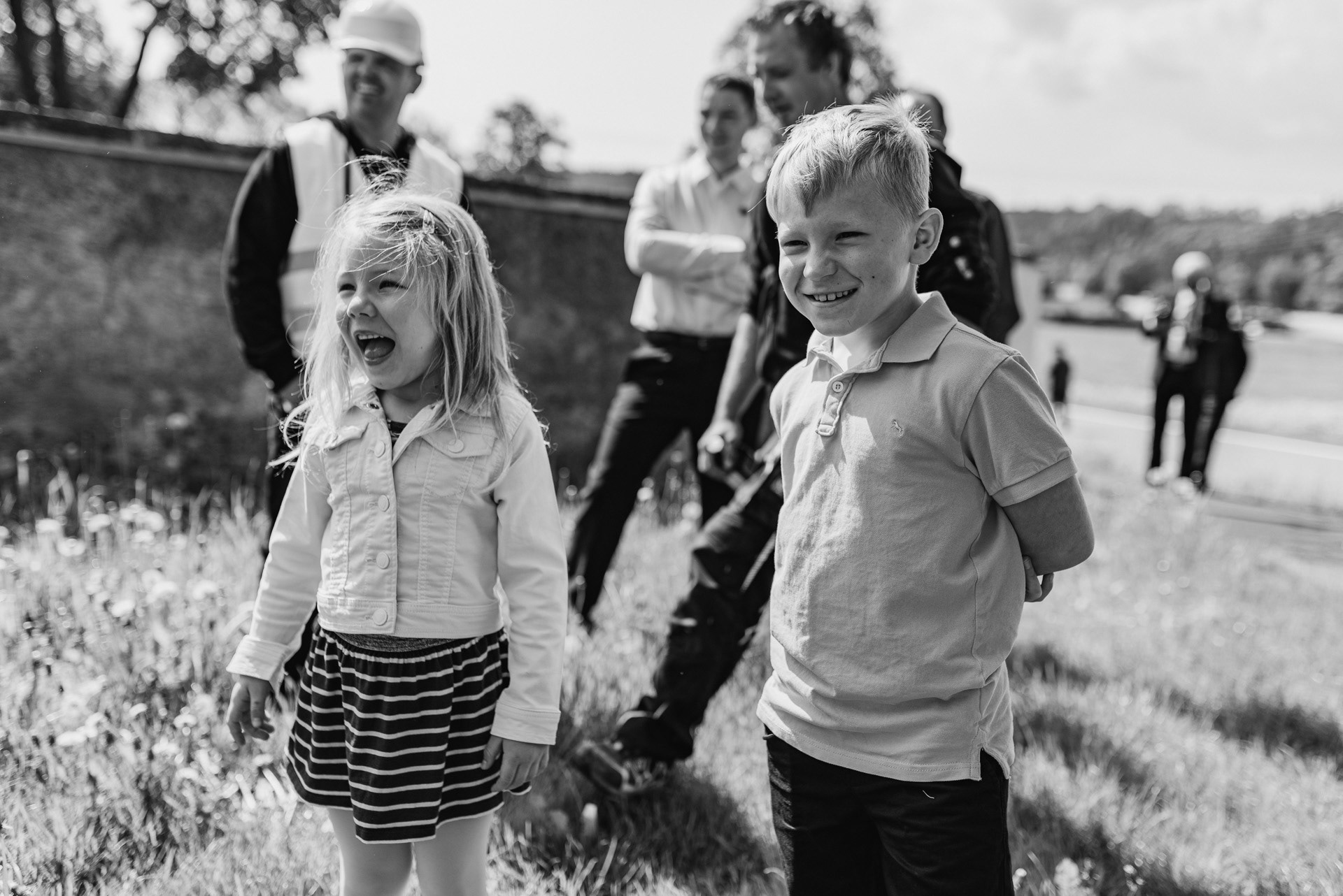svatební fotografie - děti sledují ženicha