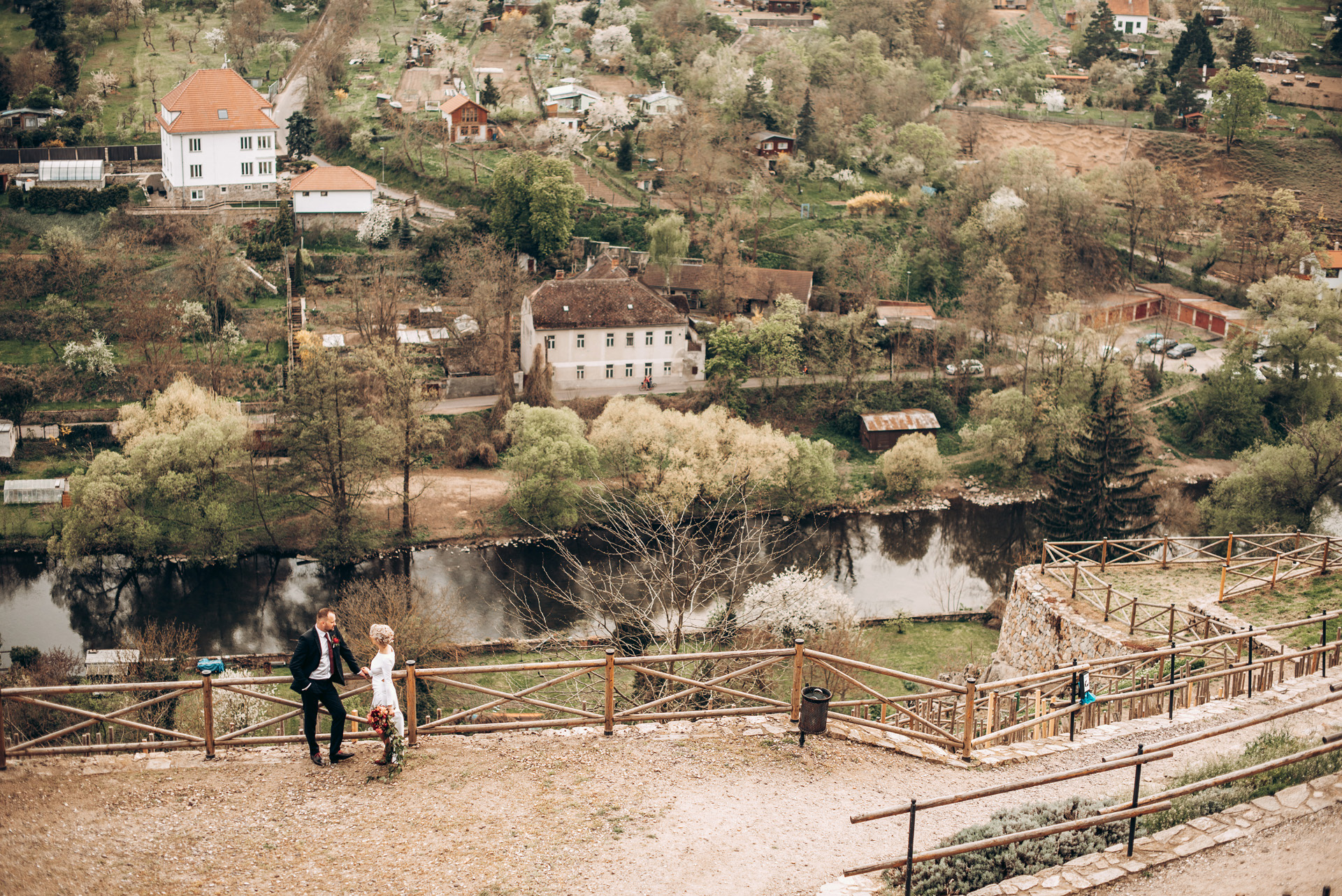 svatební portréty Znojmo - vyhlídka na údolí s řekou Dyjí