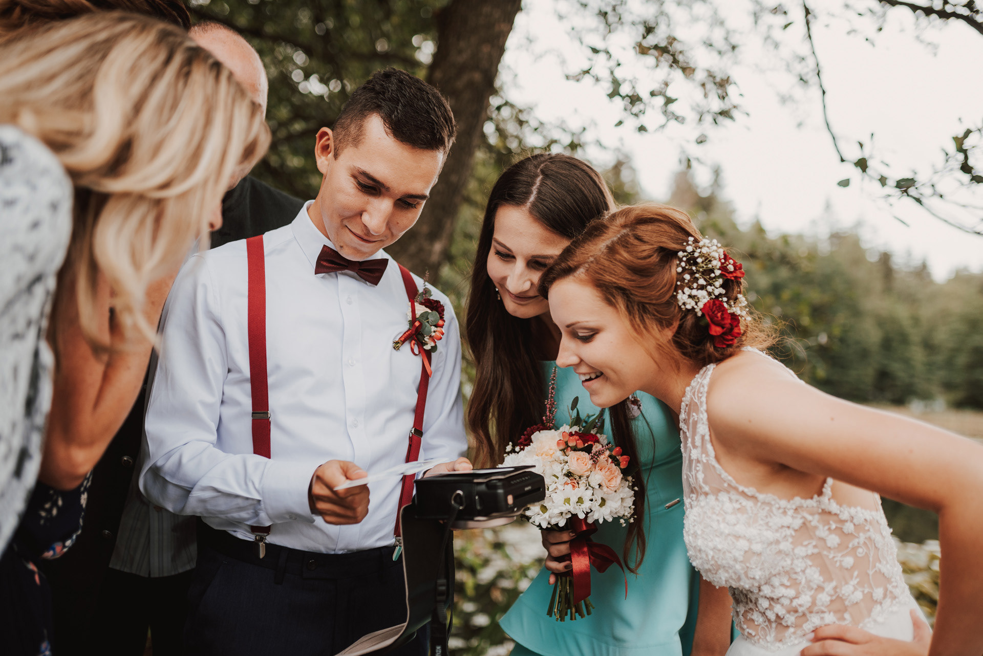 ženich fotí na Instax