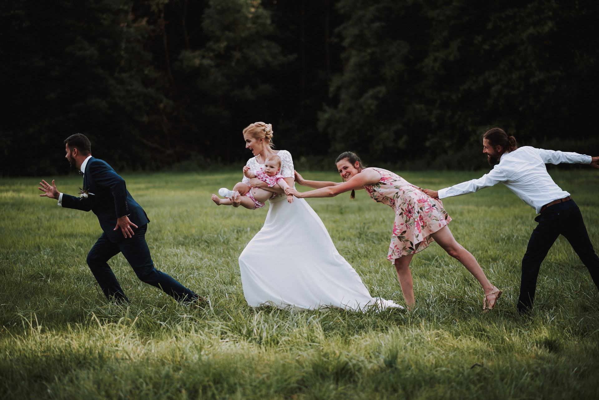 neformální vtipná skupinová svatební fotografie