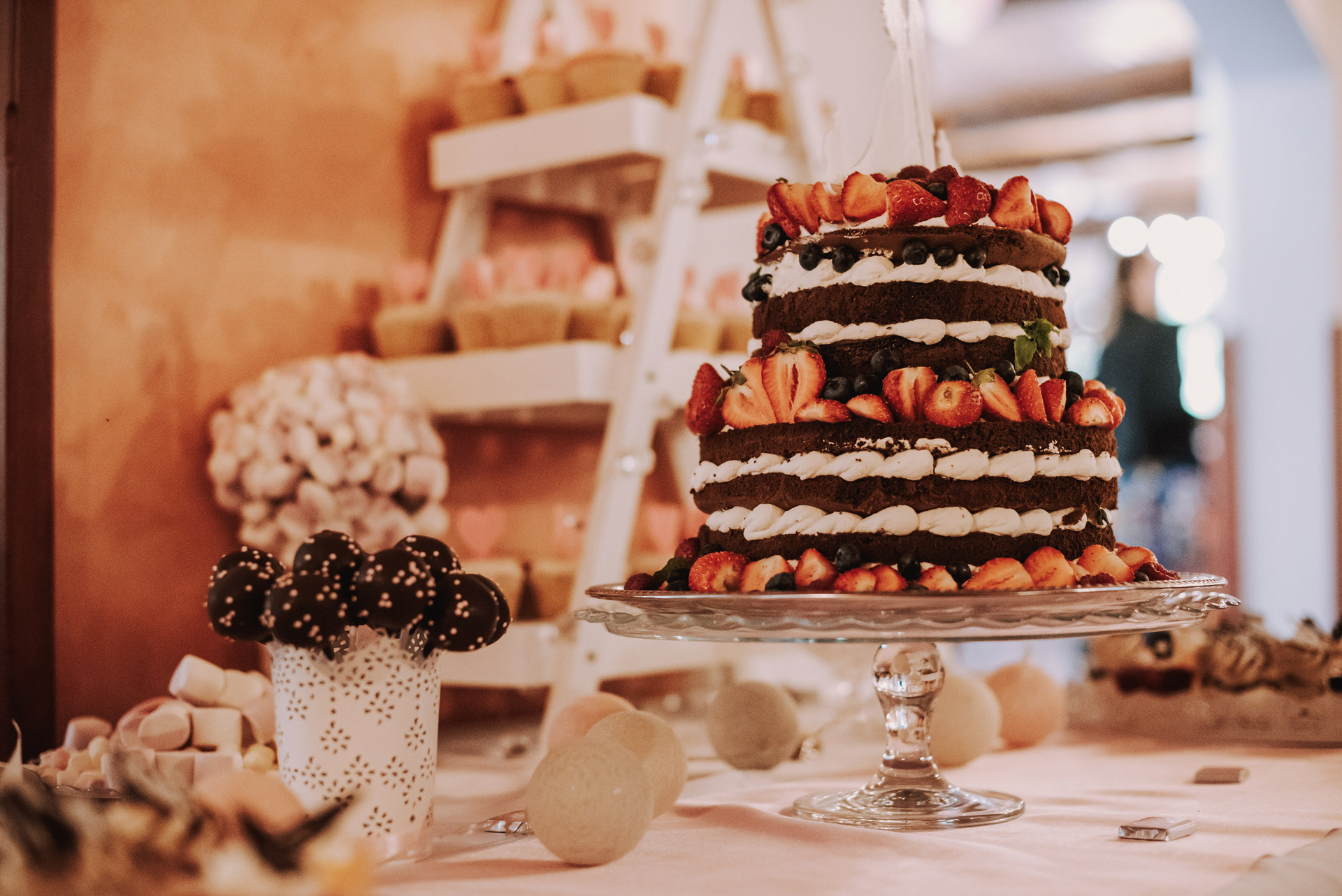 nachystaný dort ve sweet baru