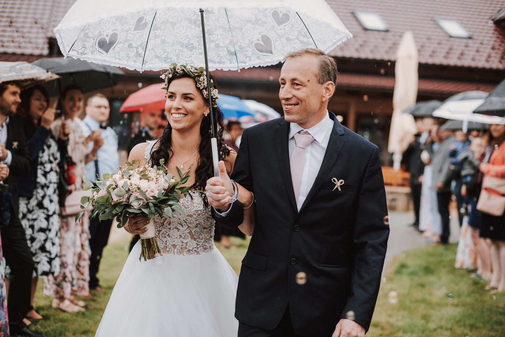 nevěsta s tatínkem jdou k obřadu