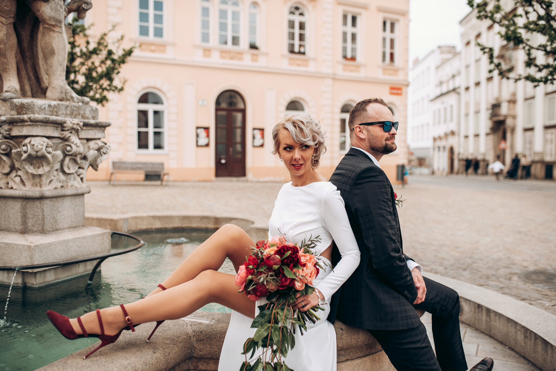 svatební portréty Znojmo - na kašně na Václavském náměstí