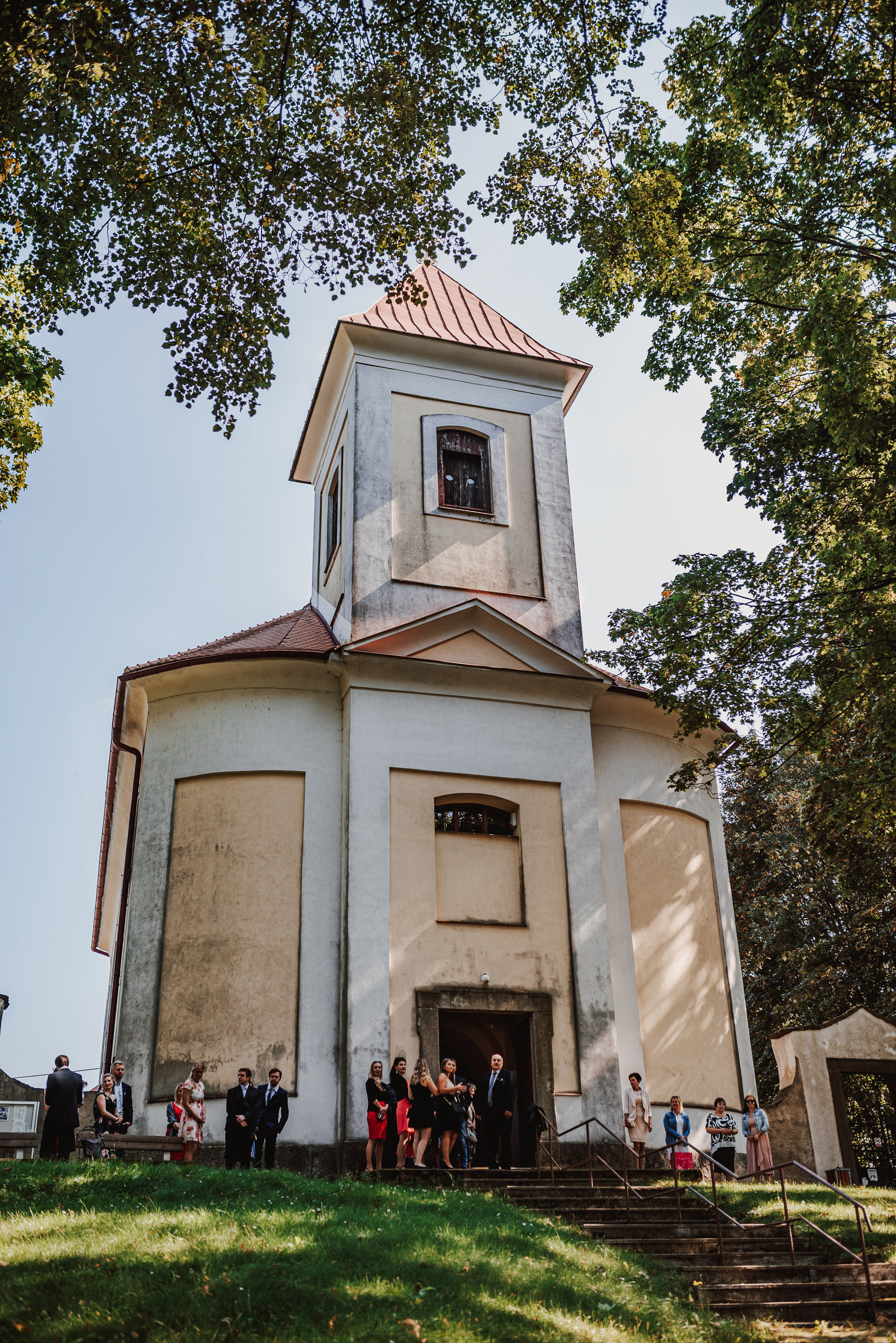 svatebčané před kostelem