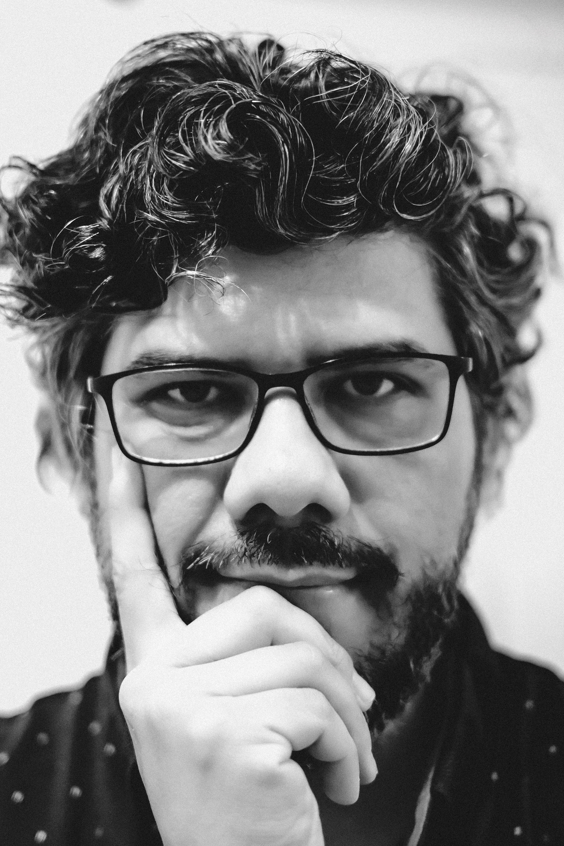 An selfportrait made in 2023, wearing my glasses, showing my beard and my curly (and semi-greyed) hair
